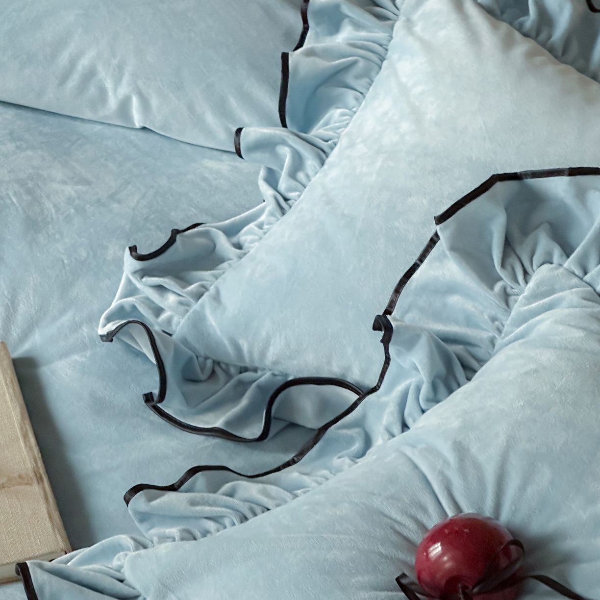 91家纺网 家纺一手货源 找家纺 ONE TWO ONE 121 2025新款轻奢新法式德芙绒宝宝绒婴儿绒短毛绒牛奶绒四件套床单被套（【提供买家秀】【会员-20】 平台控价券后不得低于318/338元） 戴安娜-栀蓝