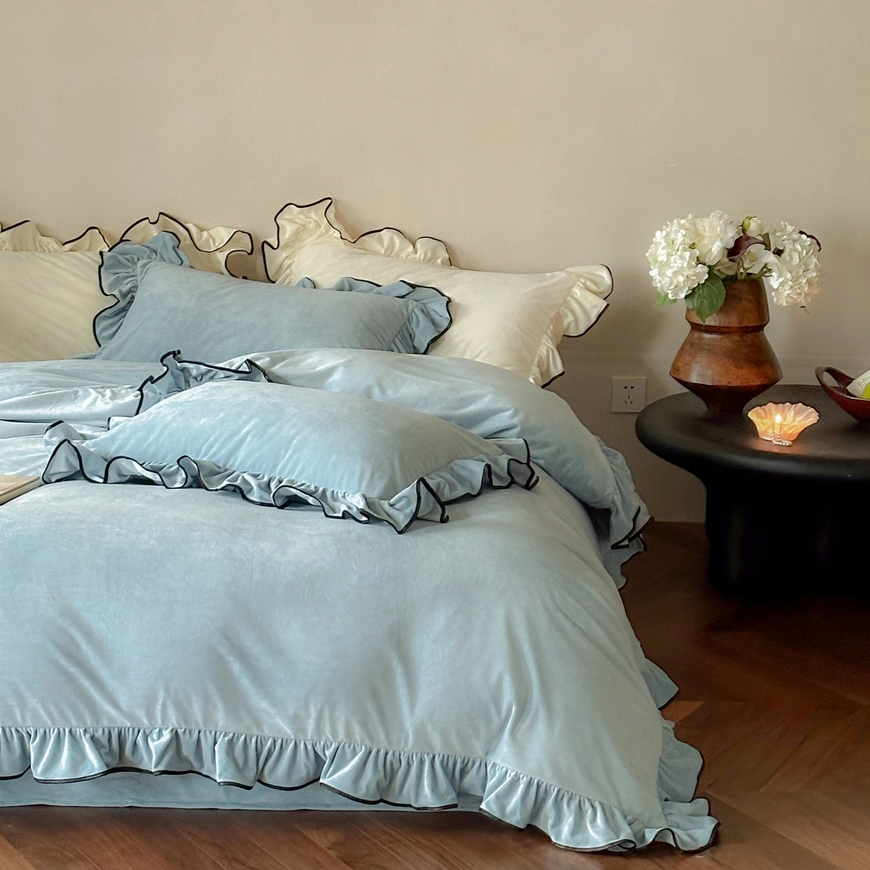 91家纺网 家纺一手货源 找家纺 ONE TWO ONE 121 2025新款轻奢新法式德芙绒宝宝绒婴儿绒短毛绒牛奶绒四件套床单被套（【提供买家秀】【会员-20】 平台控价券后不得低于318/338元） 戴安娜-栀蓝