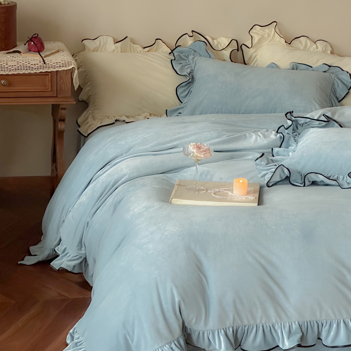 91家纺网 家纺一手货源 找家纺 ONE TWO ONE 121 2025新款轻奢新法式德芙绒宝宝绒婴儿绒短毛绒牛奶绒四件套床单被套（【提供买家秀】【会员-20】 平台控价券后不得低于318/338元） 戴安娜-栀蓝