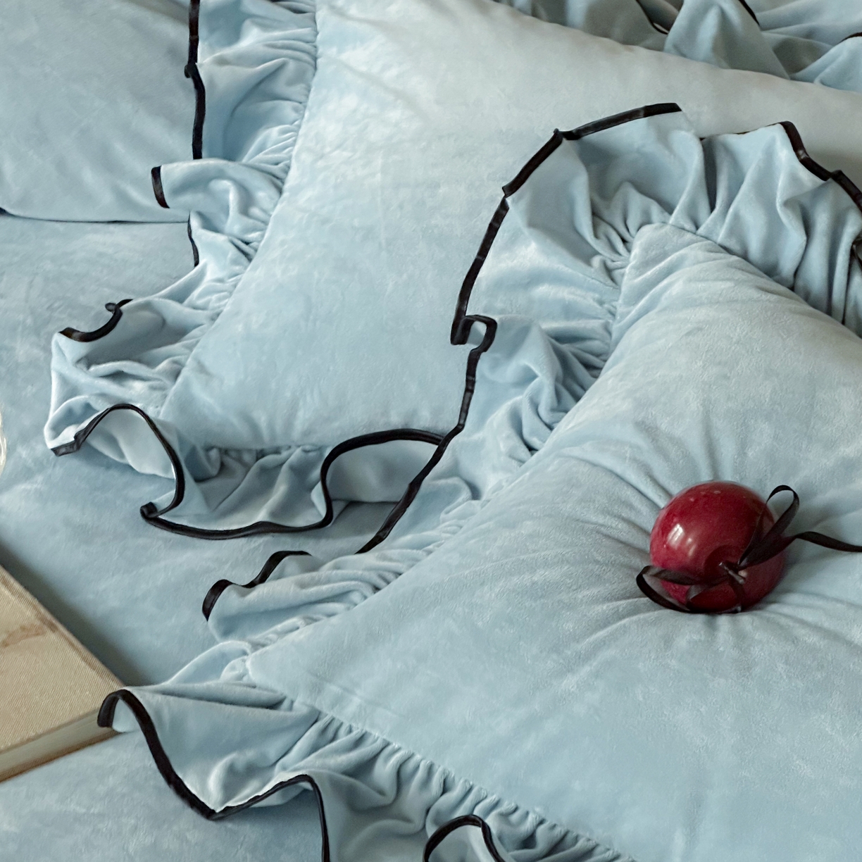 91家纺网 家纺一手货源 找家纺 ONE TWO ONE 121 2025新款轻奢新法式德芙绒宝宝绒婴儿绒短毛绒牛奶绒四件套床单被套（【提供买家秀】【会员-20】 平台控价券后不得低于318/338元） 戴安娜-栀蓝