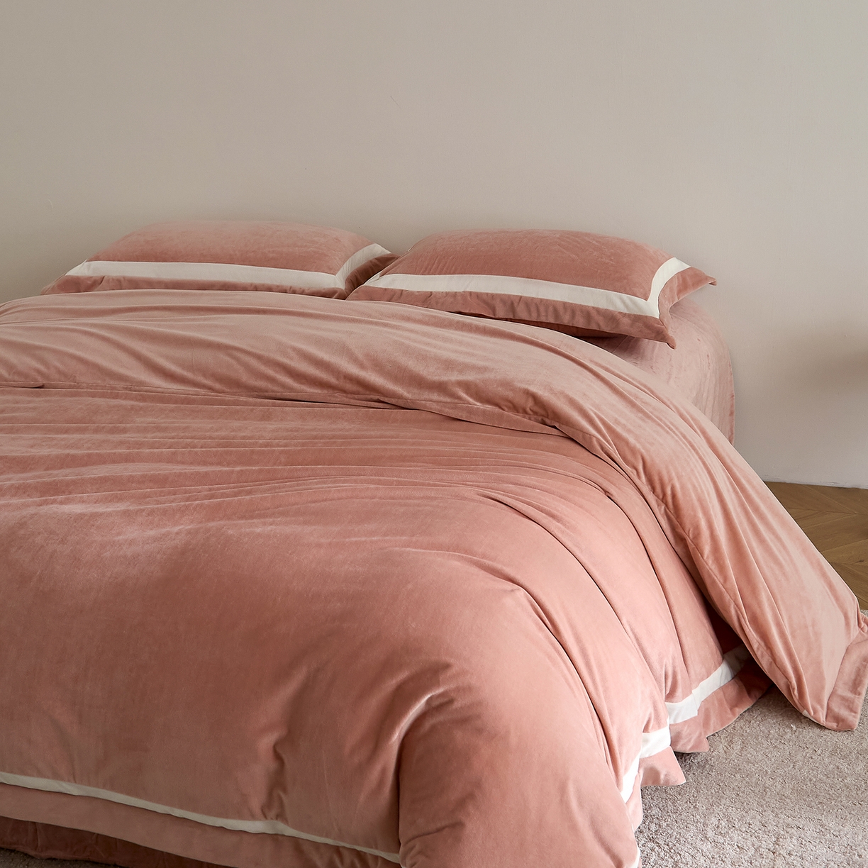 91家纺网 家纺一手货源 找家纺 ONE TWO ONE 121 2025新款轻奢新法式德芙绒宝宝绒婴儿绒短毛绒牛奶绒四件套床单被套【繁华】【提供买家秀】【会员-20】 平台控价券后不得低于318/338元 繁华-琳琅粉