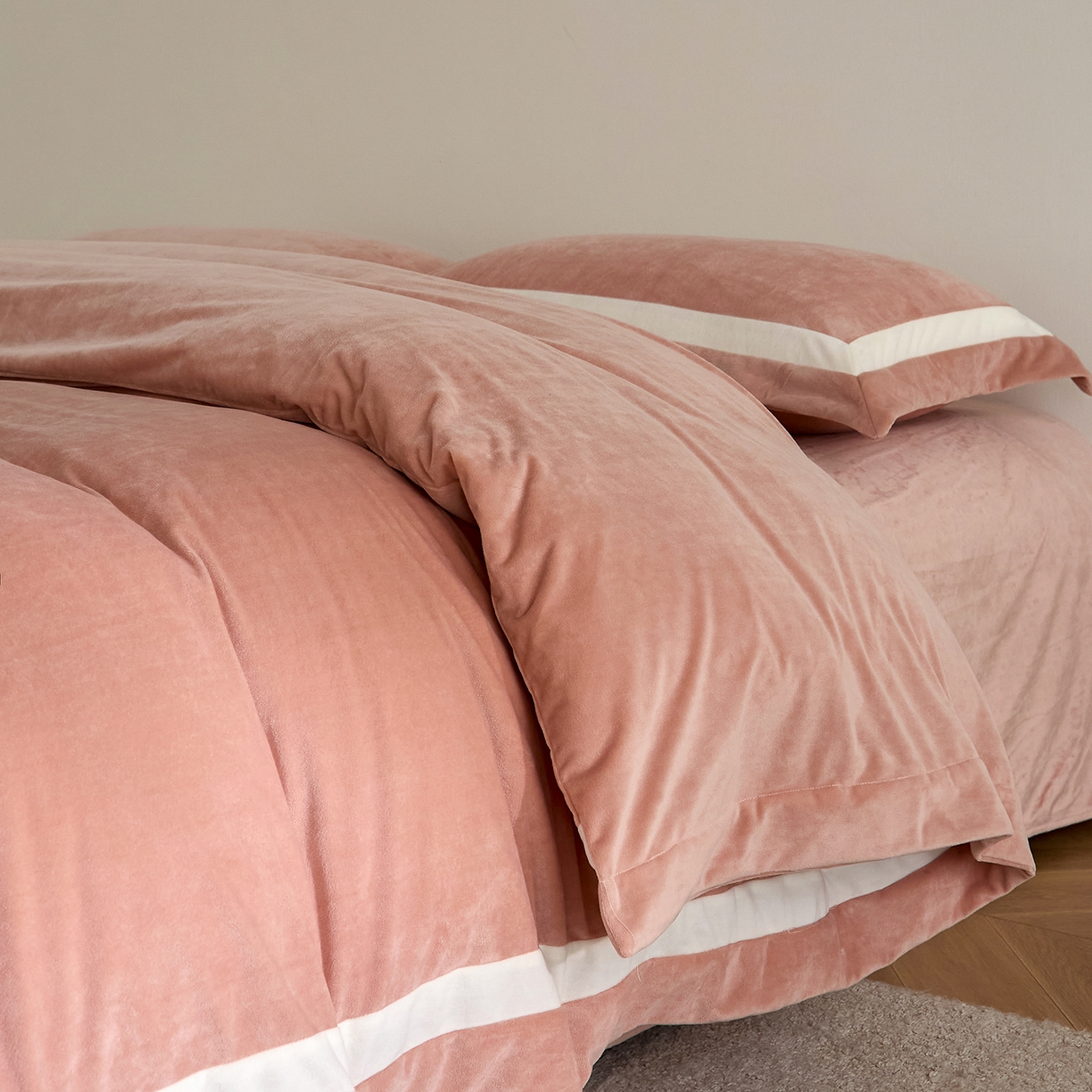 91家纺网 家纺一手货源 找家纺 ONE TWO ONE 121 2025新款轻奢新法式德芙绒宝宝绒婴儿绒短毛绒牛奶绒四件套床单被套【繁华】【提供买家秀】【会员-20】 平台控价券后不得低于318/338元 繁华-琳琅粉