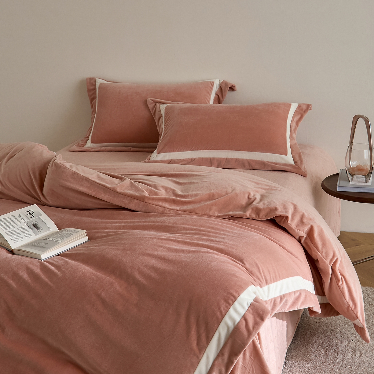 91家纺网 家纺一手货源 找家纺 ONE TWO ONE 121 2025新款轻奢新法式德芙绒宝宝绒婴儿绒短毛绒牛奶绒四件套床单被套【繁华】【提供买家秀】【会员-20】 平台控价券后不得低于318/338元 繁华-琳琅粉