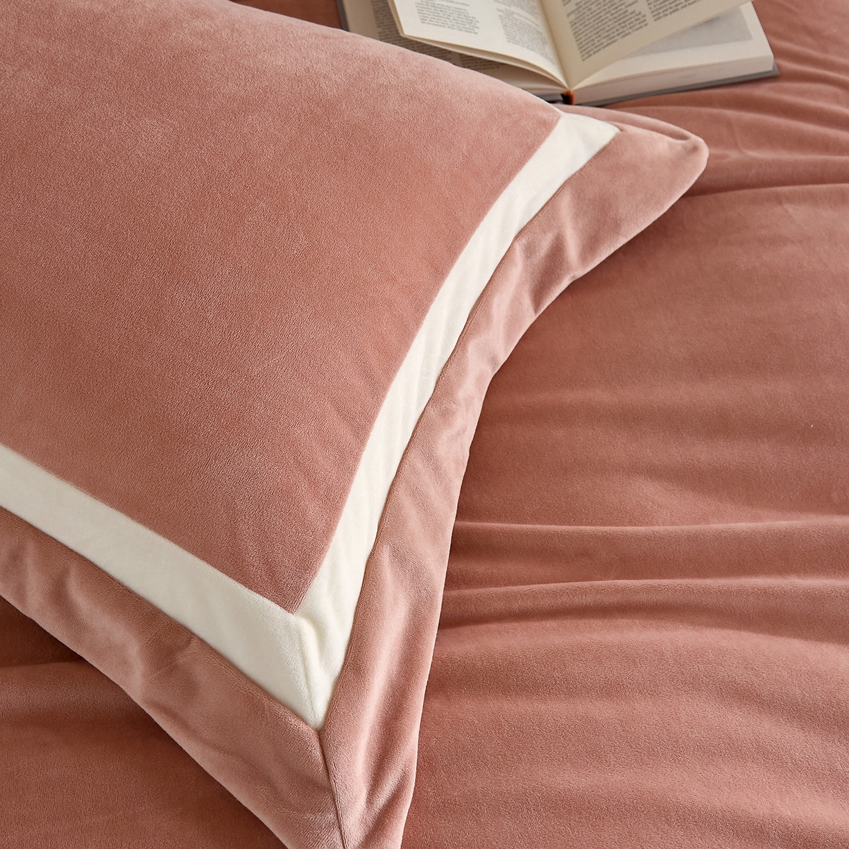 91家纺网 家纺一手货源 找家纺 ONE TWO ONE 121 2025新款轻奢新法式德芙绒宝宝绒婴儿绒短毛绒牛奶绒四件套床单被套【繁华】【提供买家秀】【会员-20】 平台控价券后不得低于318/338元 繁华-琳琅粉