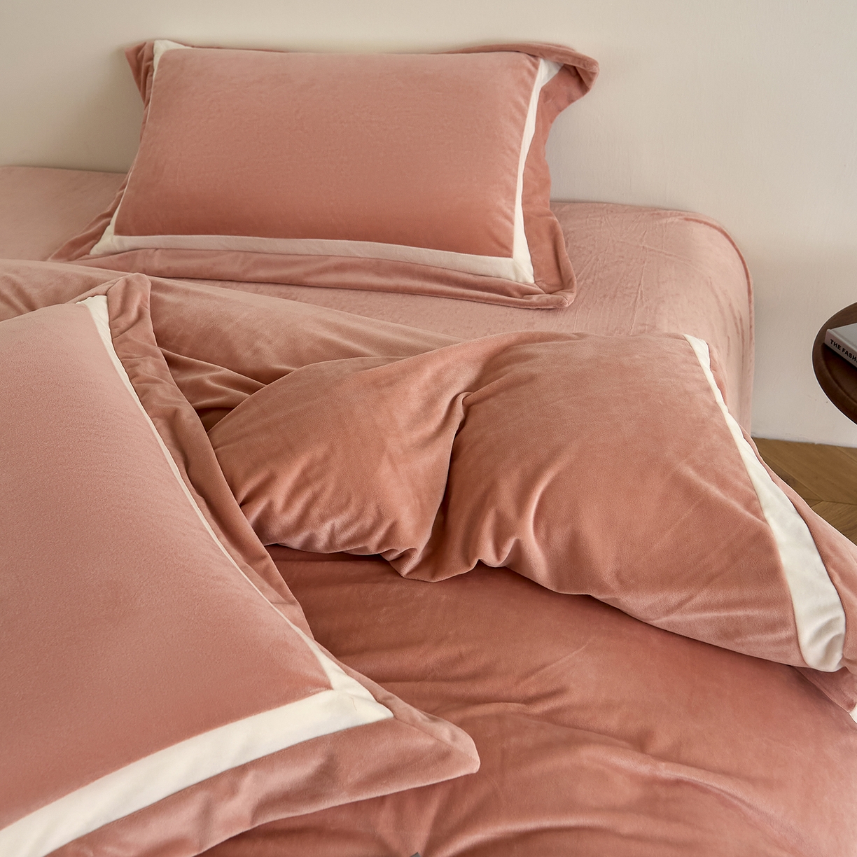 91家纺网 家纺一手货源 找家纺 ONE TWO ONE 121 2025新款轻奢新法式德芙绒宝宝绒婴儿绒短毛绒牛奶绒四件套床单被套【繁华】【提供买家秀】【会员-20】 平台控价券后不得低于318/338元 繁华-琳琅粉