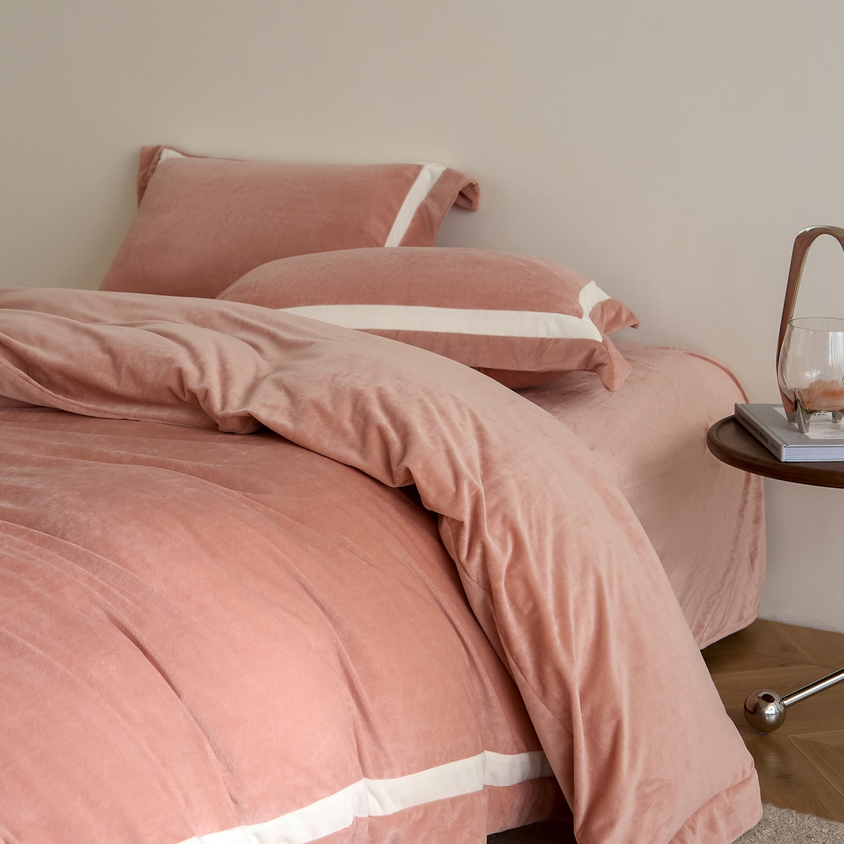 91家纺网 家纺一手货源 找家纺 ONE TWO ONE 121 2025新款轻奢新法式德芙绒宝宝绒婴儿绒短毛绒牛奶绒四件套床单被套【繁华】【提供买家秀】【会员-20】 平台控价券后不得低于318/338元 繁华-琳琅粉