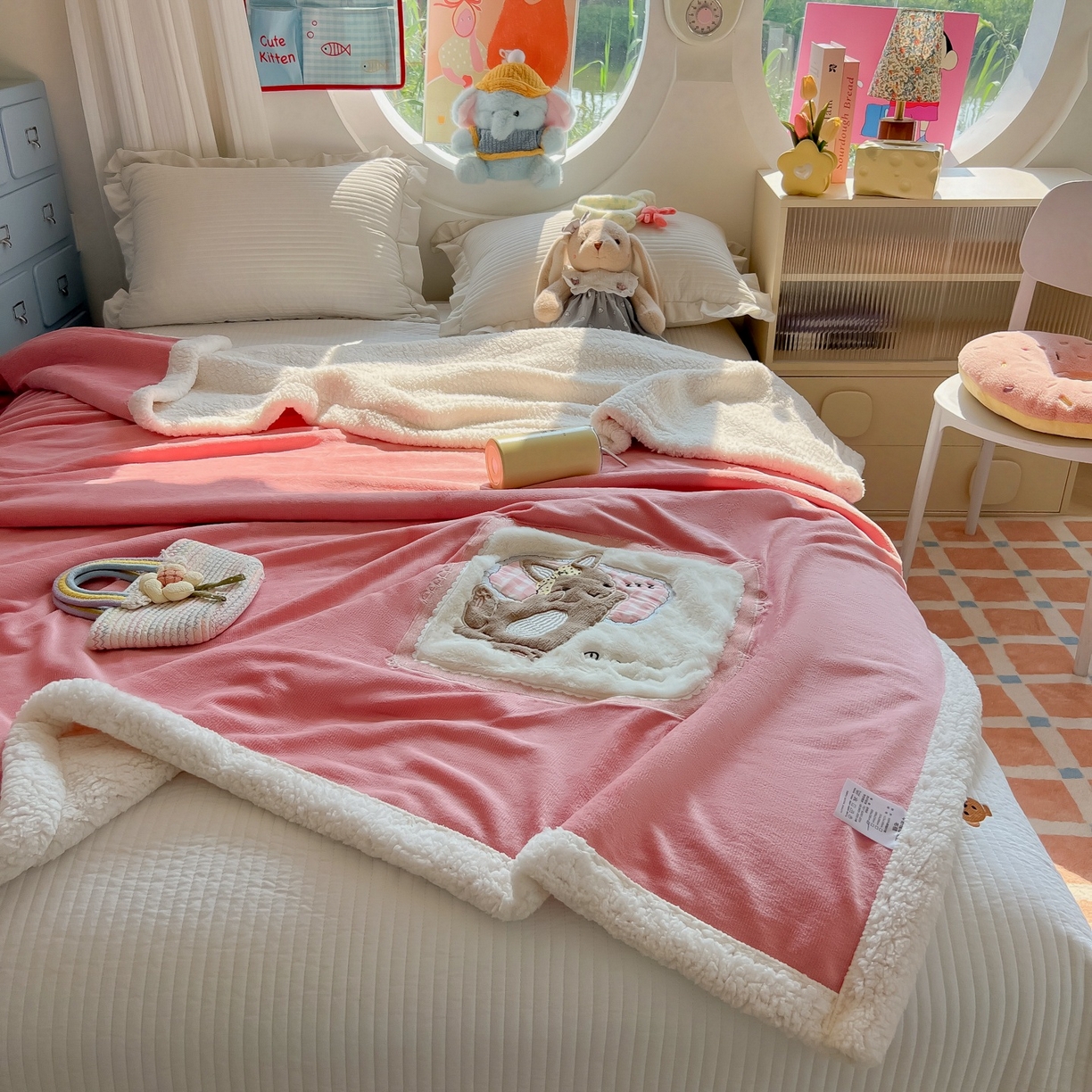 91家纺网 家纺一手货源 找家纺 子钦家纺 2025新款秋冬加厚牛奶绒羊羔绒卡通贴布绣包边毛毯（第二波） 睡觉兔-豆沙