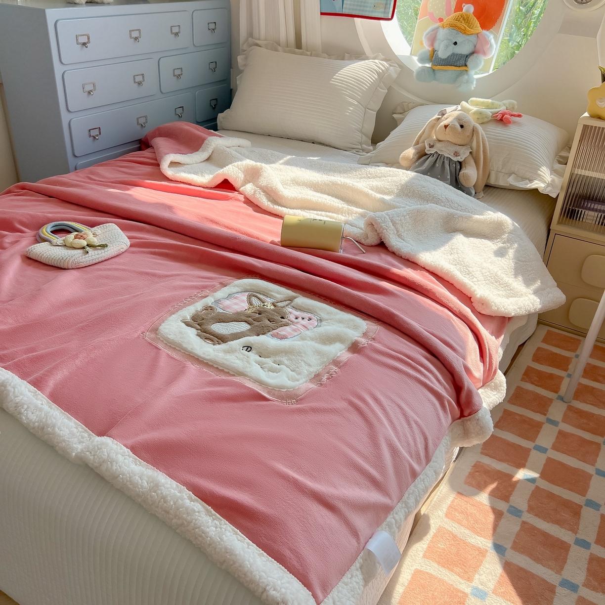 91家纺网 家纺一手货源 找家纺 子钦家纺 2025新款秋冬加厚牛奶绒羊羔绒卡通贴布绣包边毛毯（第二波） 睡觉兔-豆沙
