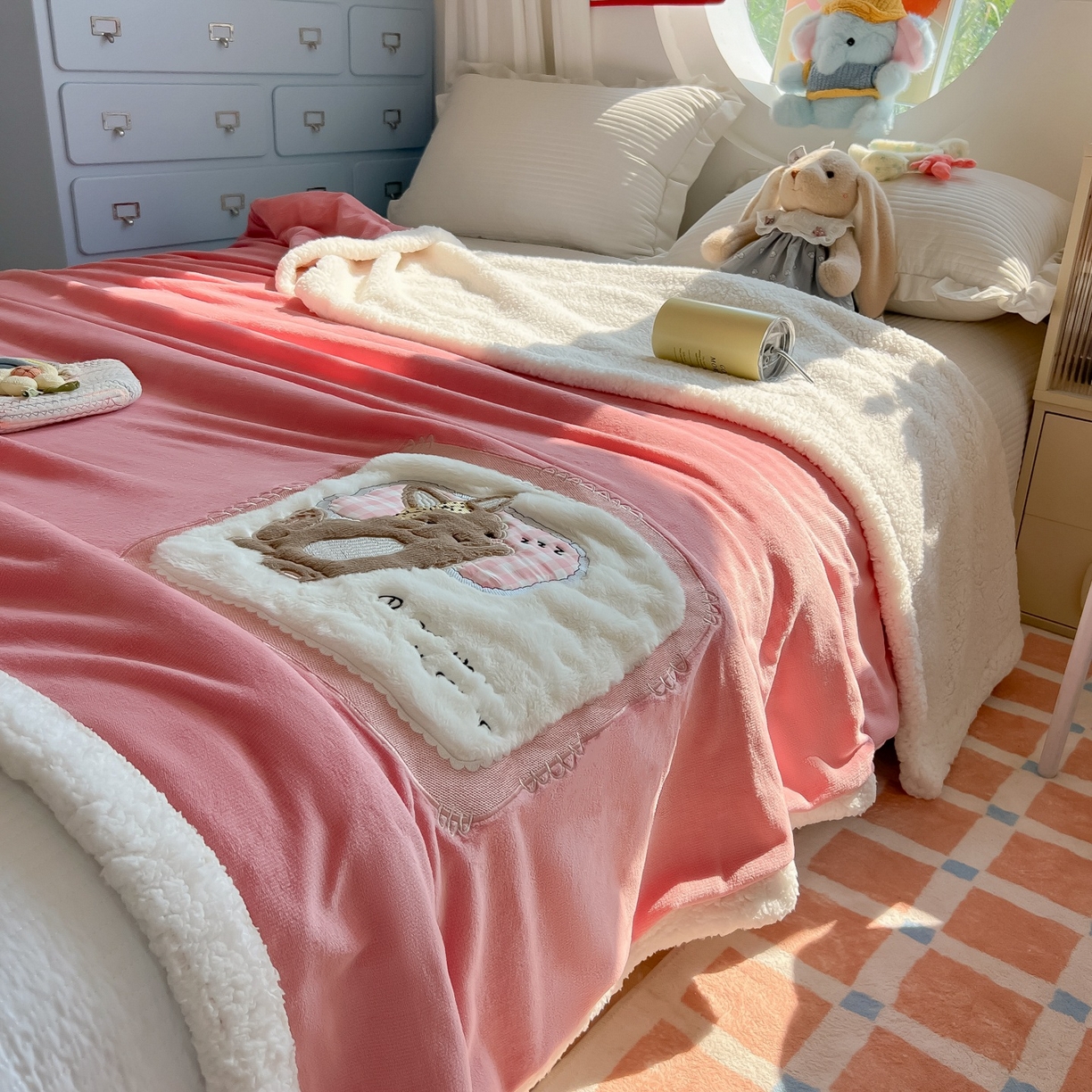 91家纺网 家纺一手货源 找家纺 子钦家纺 2025新款秋冬加厚牛奶绒羊羔绒卡通贴布绣包边毛毯（第二波） 睡觉兔-豆沙
