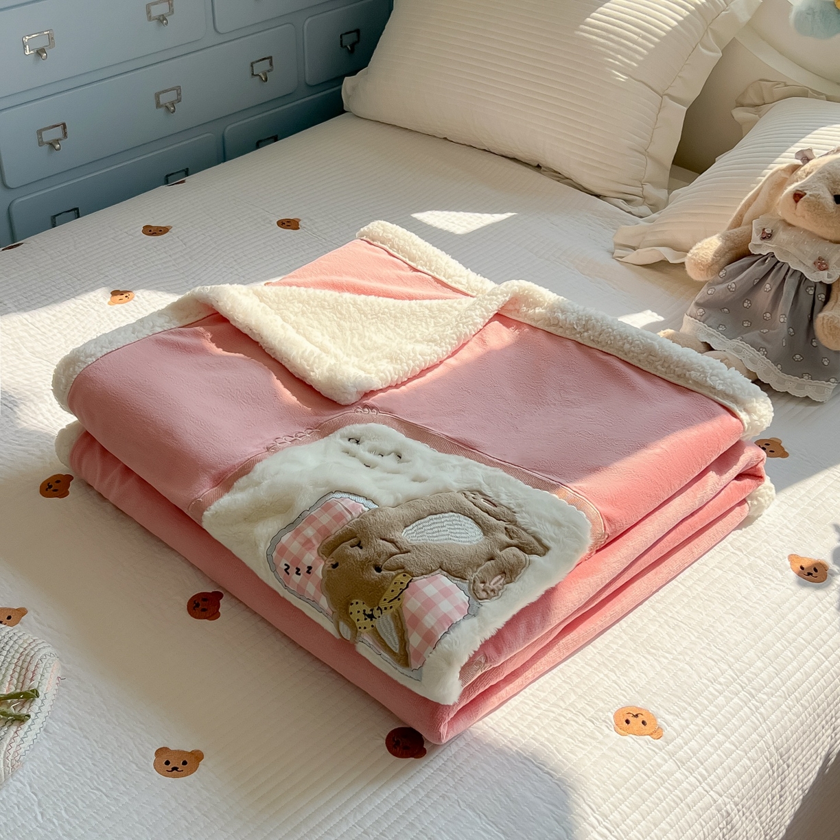 91家纺网 家纺一手货源 找家纺 子钦家纺 2025新款秋冬加厚牛奶绒羊羔绒卡通贴布绣包边毛毯（第二波） 睡觉兔-豆沙