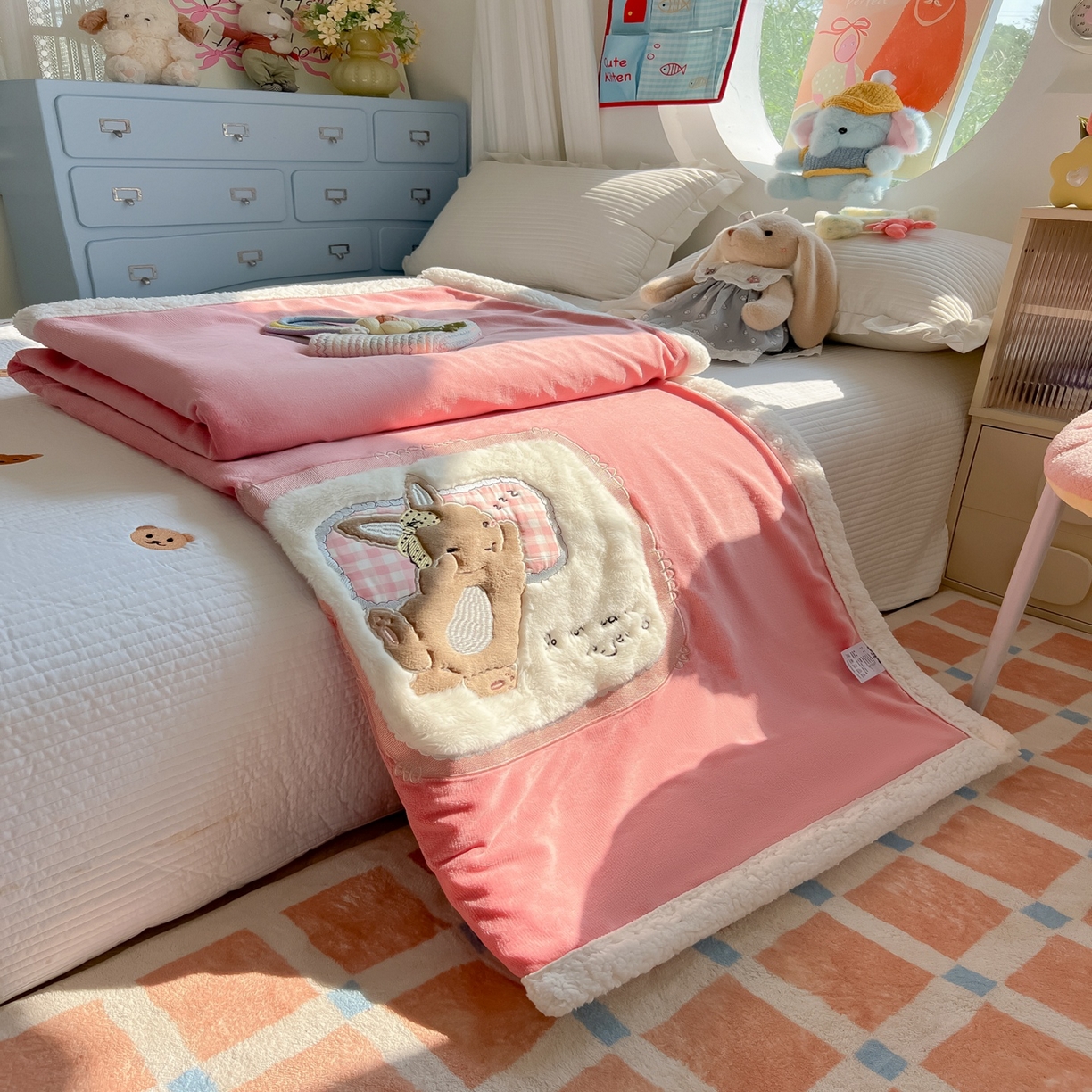 91家纺网 家纺一手货源 找家纺 子钦家纺 2025新款秋冬加厚牛奶绒羊羔绒卡通贴布绣包边毛毯（第二波） 睡觉兔-豆沙