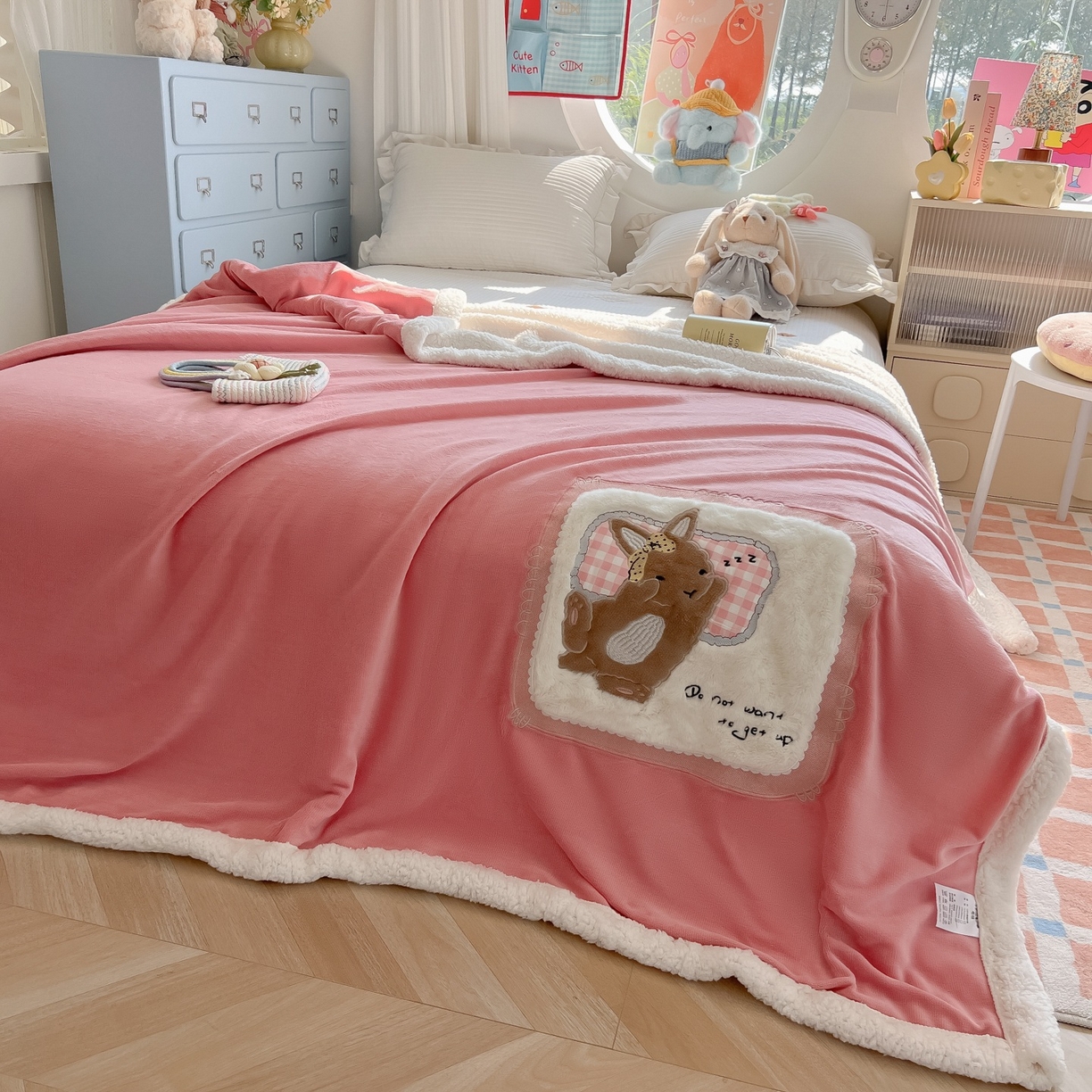 91家纺网 家纺一手货源 找家纺 子钦家纺 2025新款秋冬加厚牛奶绒羊羔绒卡通贴布绣包边毛毯（第二波） 睡觉兔-豆沙