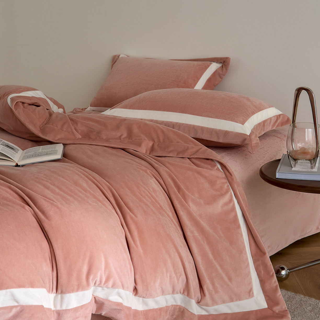 91家纺网 家纺一手货源 找家纺 ONE TWO ONE 121 2025新款轻奢新法式德芙绒宝宝绒婴儿绒短毛绒牛奶绒四件套床单被套【繁华】【提供买家秀】【会员-20】 平台控价券后不得低于318/338元 繁华-琳琅粉