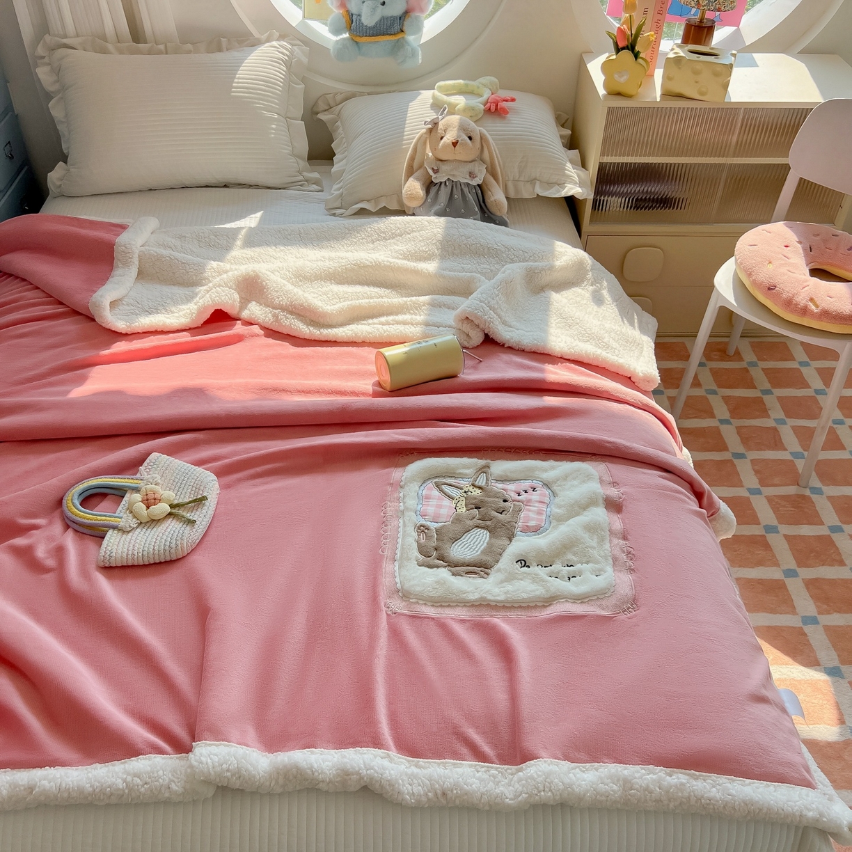 91家纺网 家纺一手货源 找家纺 子钦家纺 2025新款秋冬加厚牛奶绒羊羔绒卡通贴布绣包边毛毯（第二波） 睡觉兔-豆沙