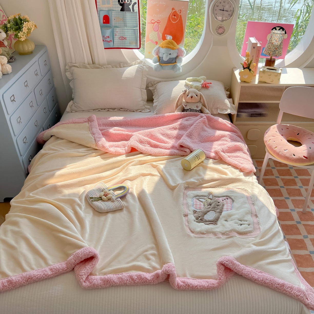 91家纺网 家纺一手货源 找家纺 子钦家纺 2025新款秋冬加厚牛奶绒羊羔绒卡通贴布绣包边毛毯（第二波） 睡觉兔-奶白