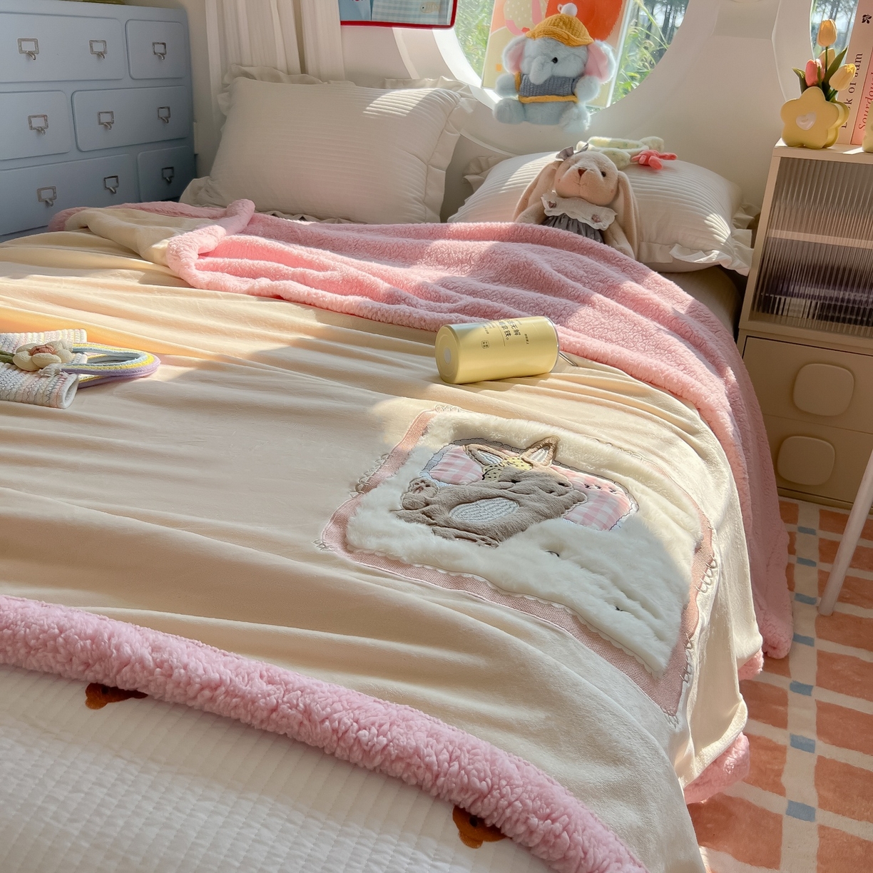91家纺网 家纺一手货源 找家纺 子钦家纺 2025新款秋冬加厚牛奶绒羊羔绒卡通贴布绣包边毛毯（第二波） 睡觉兔-奶白