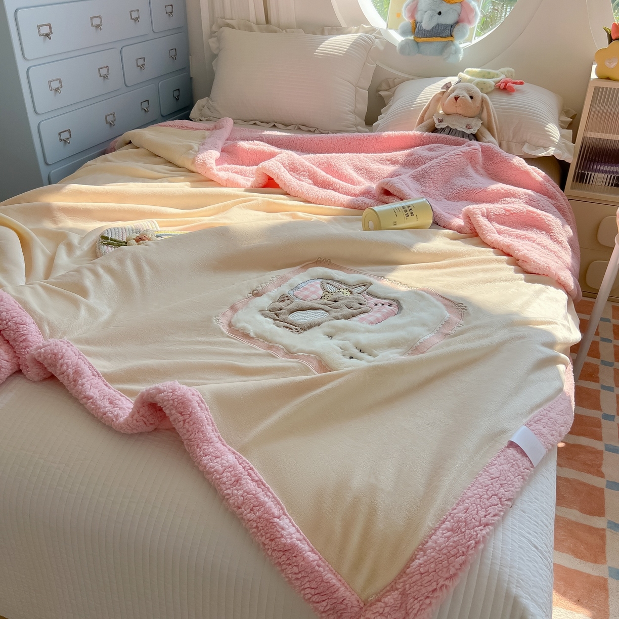 91家纺网 家纺一手货源 找家纺 子钦家纺 2025新款秋冬加厚牛奶绒羊羔绒卡通贴布绣包边毛毯（第二波） 睡觉兔-奶白