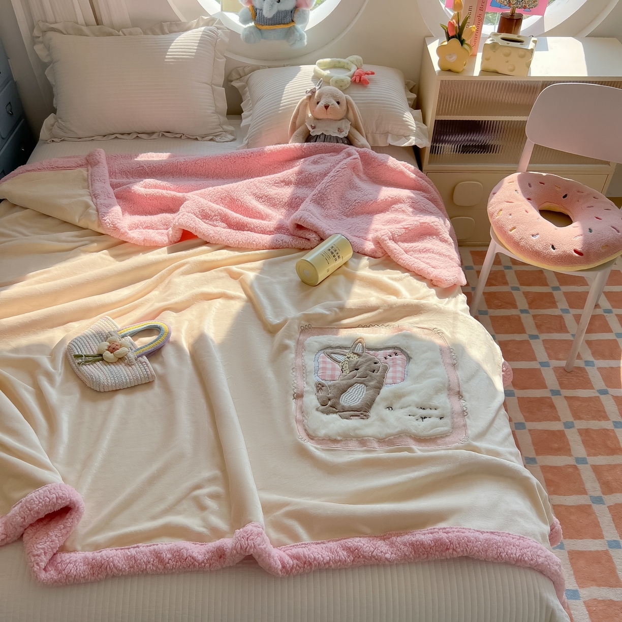 91家纺网 家纺一手货源 找家纺 子钦家纺 2025新款秋冬加厚牛奶绒羊羔绒卡通贴布绣包边毛毯（第二波） 睡觉兔-奶白