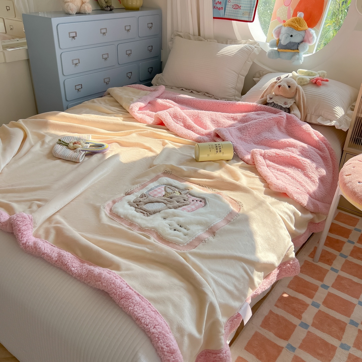 91家纺网 家纺一手货源 找家纺 子钦家纺 2025新款秋冬加厚牛奶绒羊羔绒卡通贴布绣包边毛毯（第二波） 睡觉兔-奶白