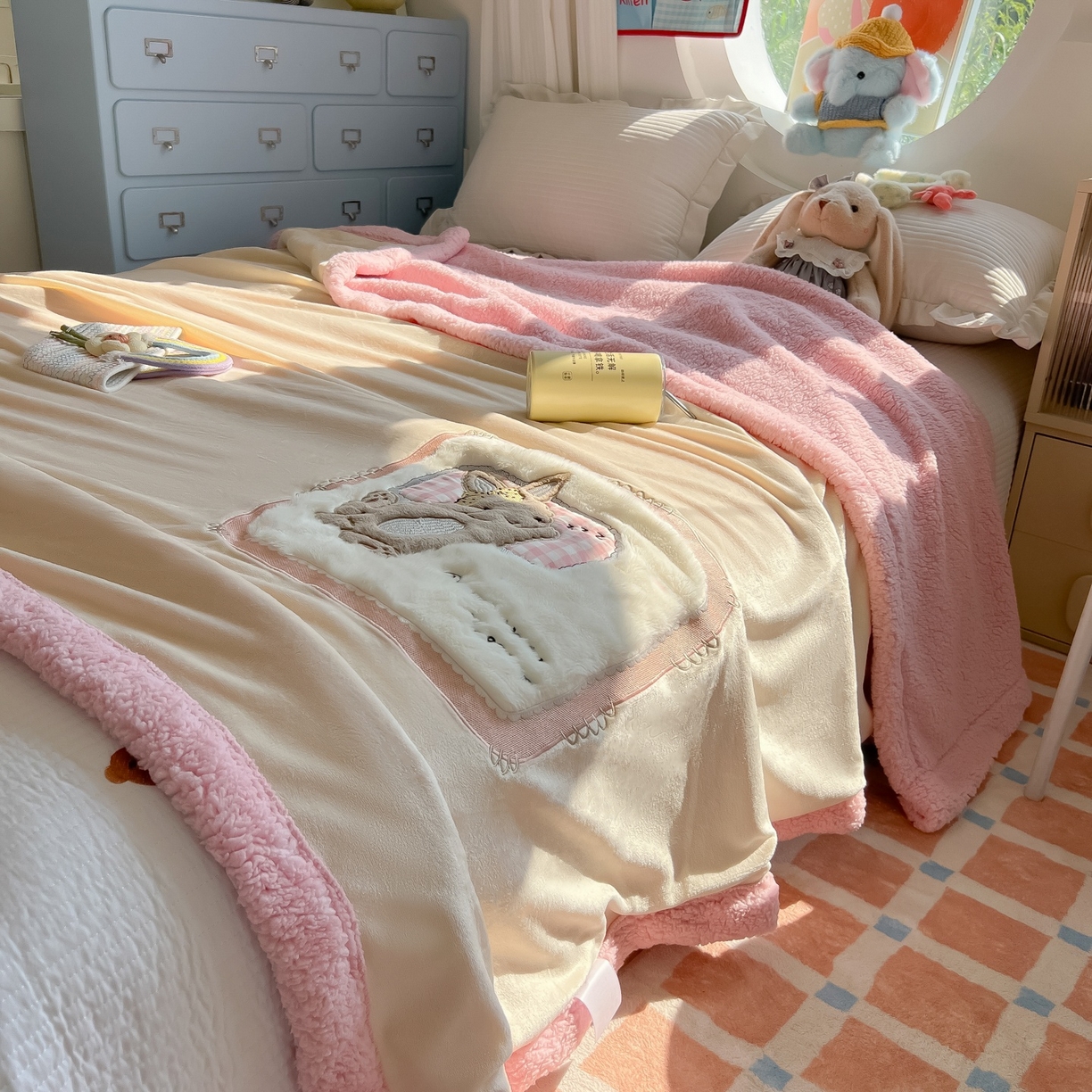 91家纺网 家纺一手货源 找家纺 子钦家纺 2025新款秋冬加厚牛奶绒羊羔绒卡通贴布绣包边毛毯（第二波） 睡觉兔-奶白