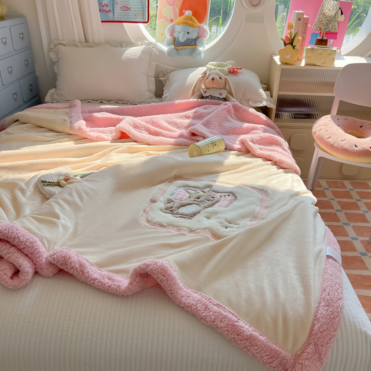 91家纺网 家纺一手货源 找家纺 子钦家纺 2025新款秋冬加厚牛奶绒羊羔绒卡通贴布绣包边毛毯（第二波） 睡觉兔-奶白