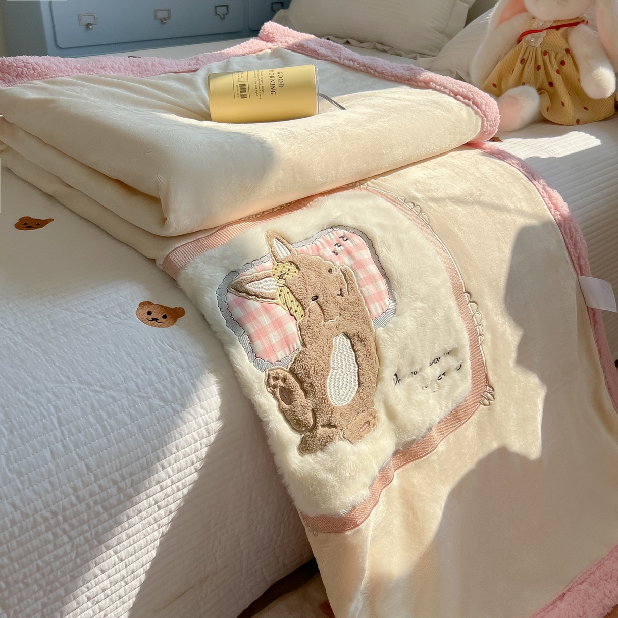 91家纺网 家纺一手货源 找家纺 子钦家纺 2025新款秋冬加厚牛奶绒羊羔绒卡通贴布绣包边毛毯（第二波） 睡觉兔-奶白