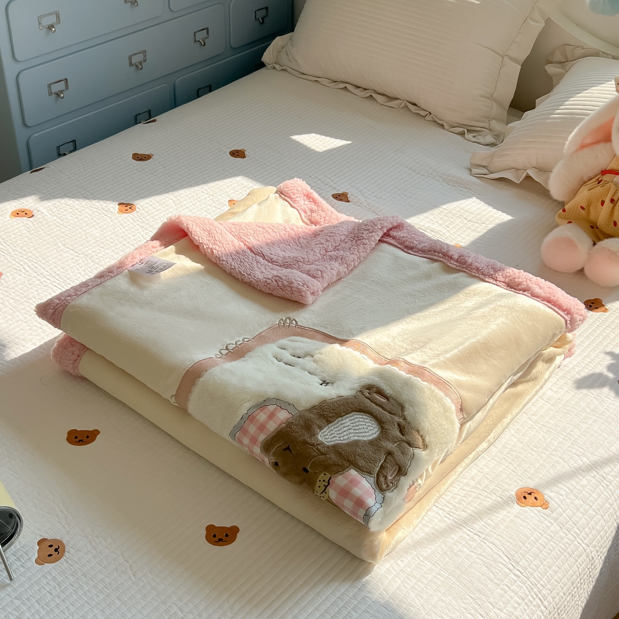 91家纺网 家纺一手货源 找家纺 子钦家纺 2025新款秋冬加厚牛奶绒羊羔绒卡通贴布绣包边毛毯（第二波） 睡觉兔-奶白