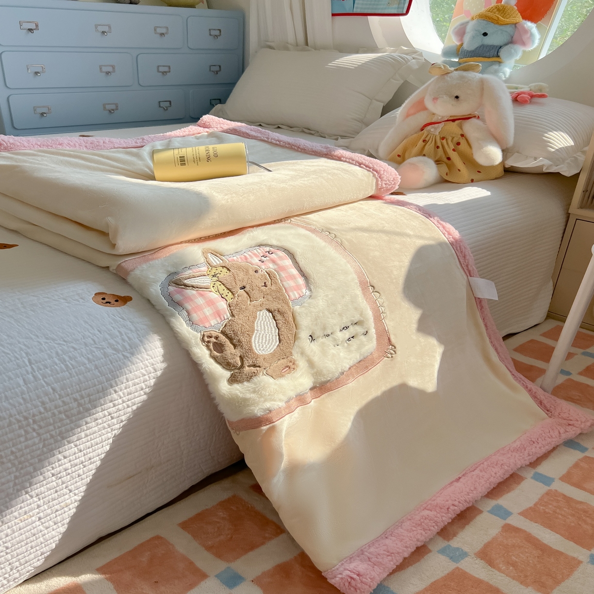 91家纺网 家纺一手货源 找家纺 子钦家纺 2025新款秋冬加厚牛奶绒羊羔绒卡通贴布绣包边毛毯（第二波） 睡觉兔-奶白