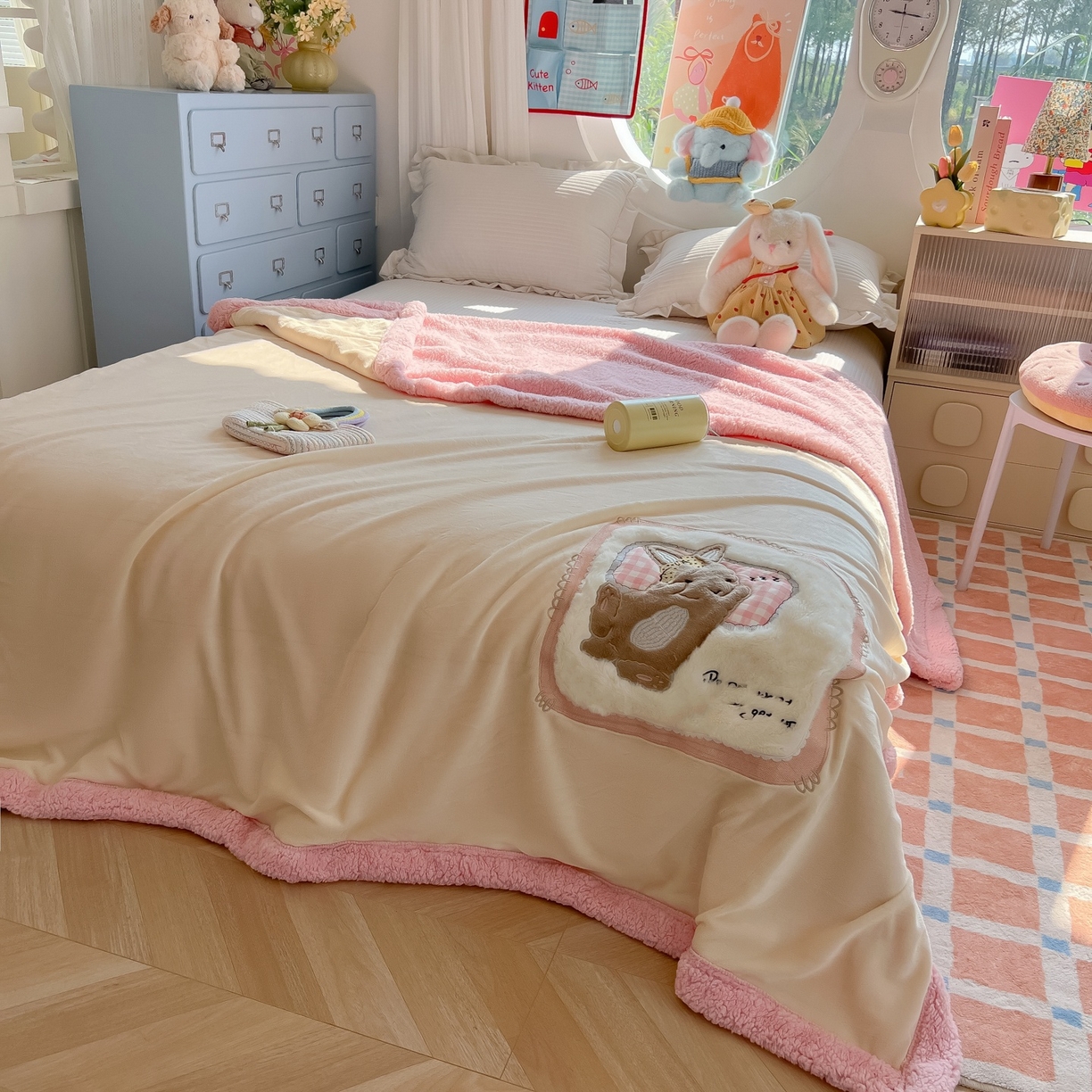 91家纺网 家纺一手货源 找家纺 子钦家纺 2025新款秋冬加厚牛奶绒羊羔绒卡通贴布绣包边毛毯（第二波） 睡觉兔-奶白