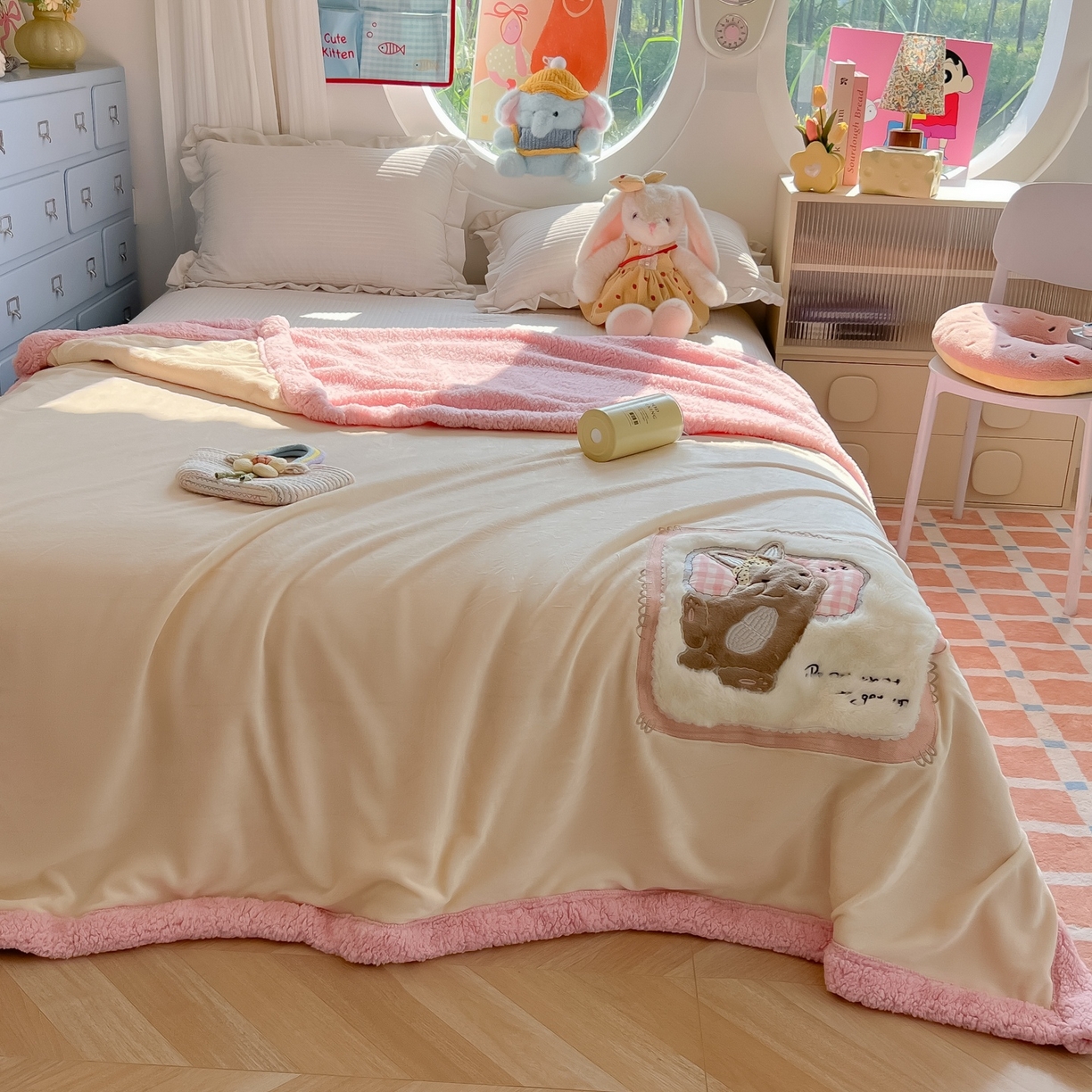 91家纺网 家纺一手货源 找家纺 子钦家纺 2025新款秋冬加厚牛奶绒羊羔绒卡通贴布绣包边毛毯（第二波） 睡觉兔-奶白