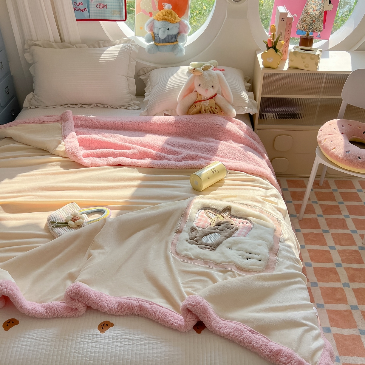 91家纺网 家纺一手货源 找家纺 子钦家纺 2025新款秋冬加厚牛奶绒羊羔绒卡通贴布绣包边毛毯（第二波） 睡觉兔-奶白