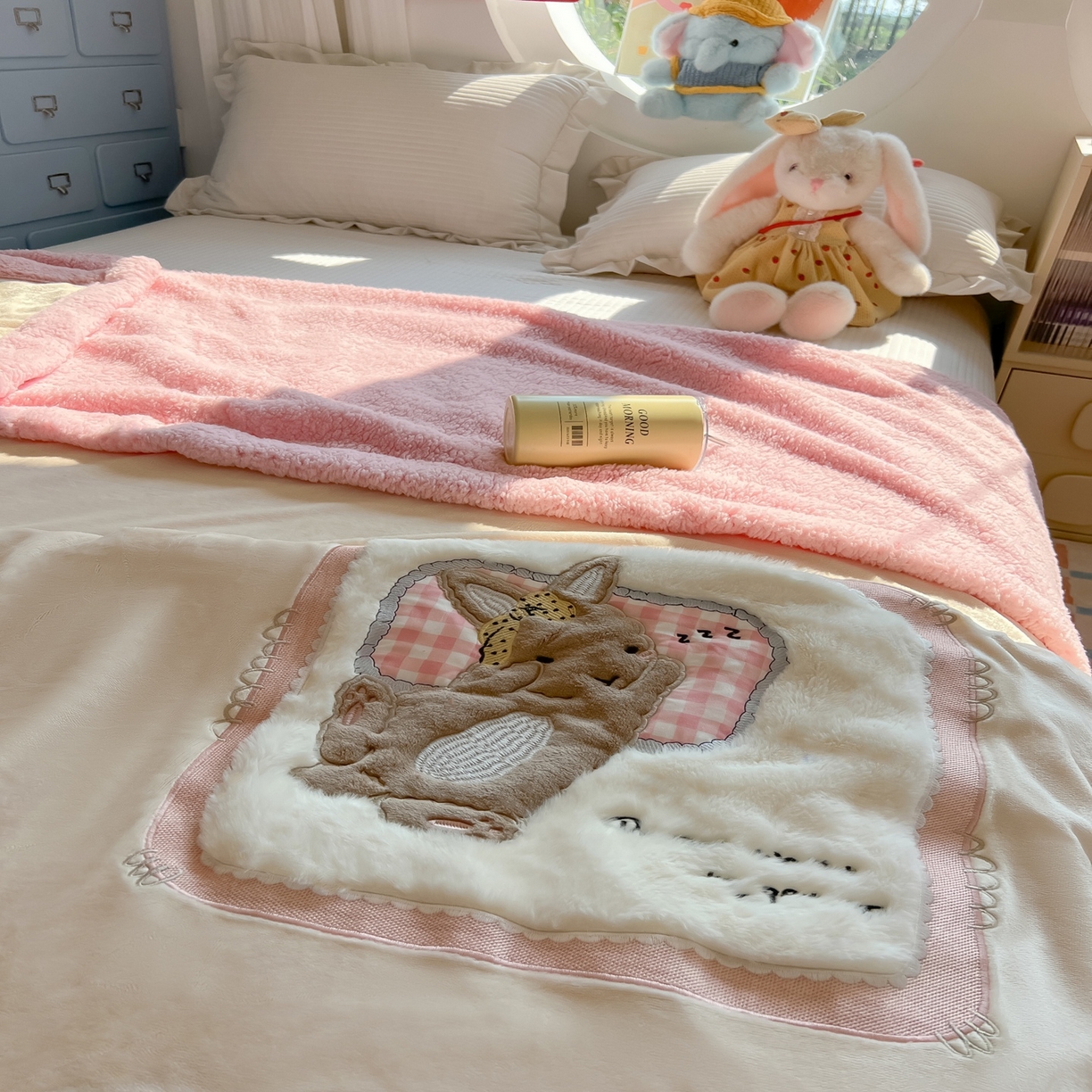 91家纺网 家纺一手货源 找家纺 子钦家纺 2025新款秋冬加厚牛奶绒羊羔绒卡通贴布绣包边毛毯（第二波） 睡觉兔-奶白
