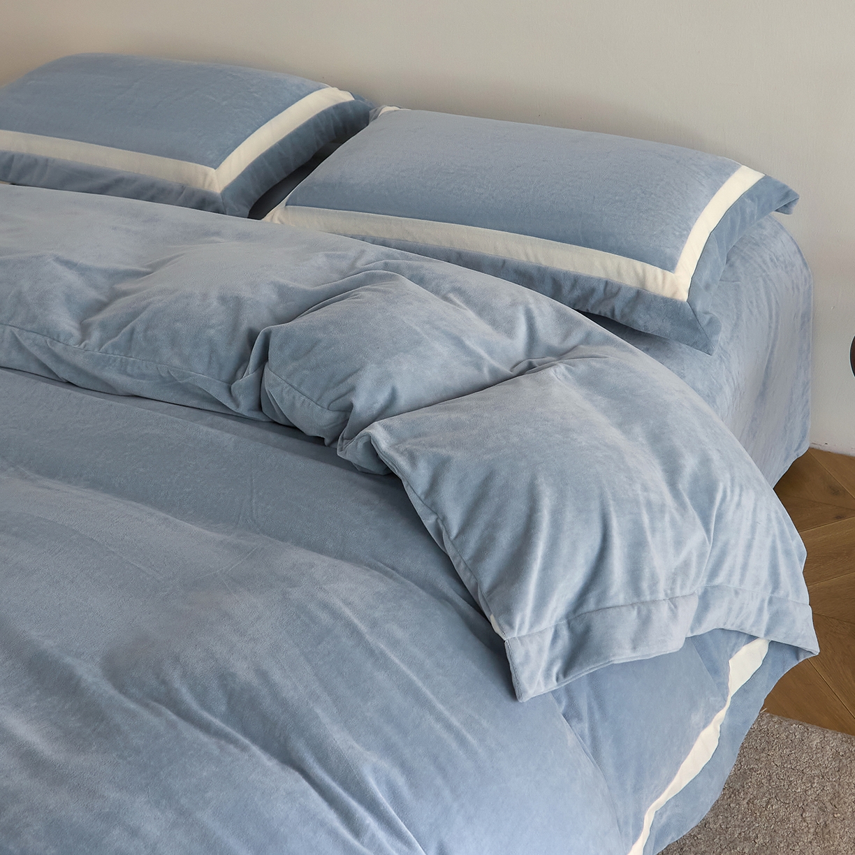 91家纺网 家纺一手货源 找家纺 ONE TWO ONE 121 2025新款轻奢新法式德芙绒宝宝绒婴儿绒短毛绒牛奶绒四件套床单被套【繁华】【提供买家秀】【会员-20】 平台控价券后不得低于318/338元 繁华-和煦蓝