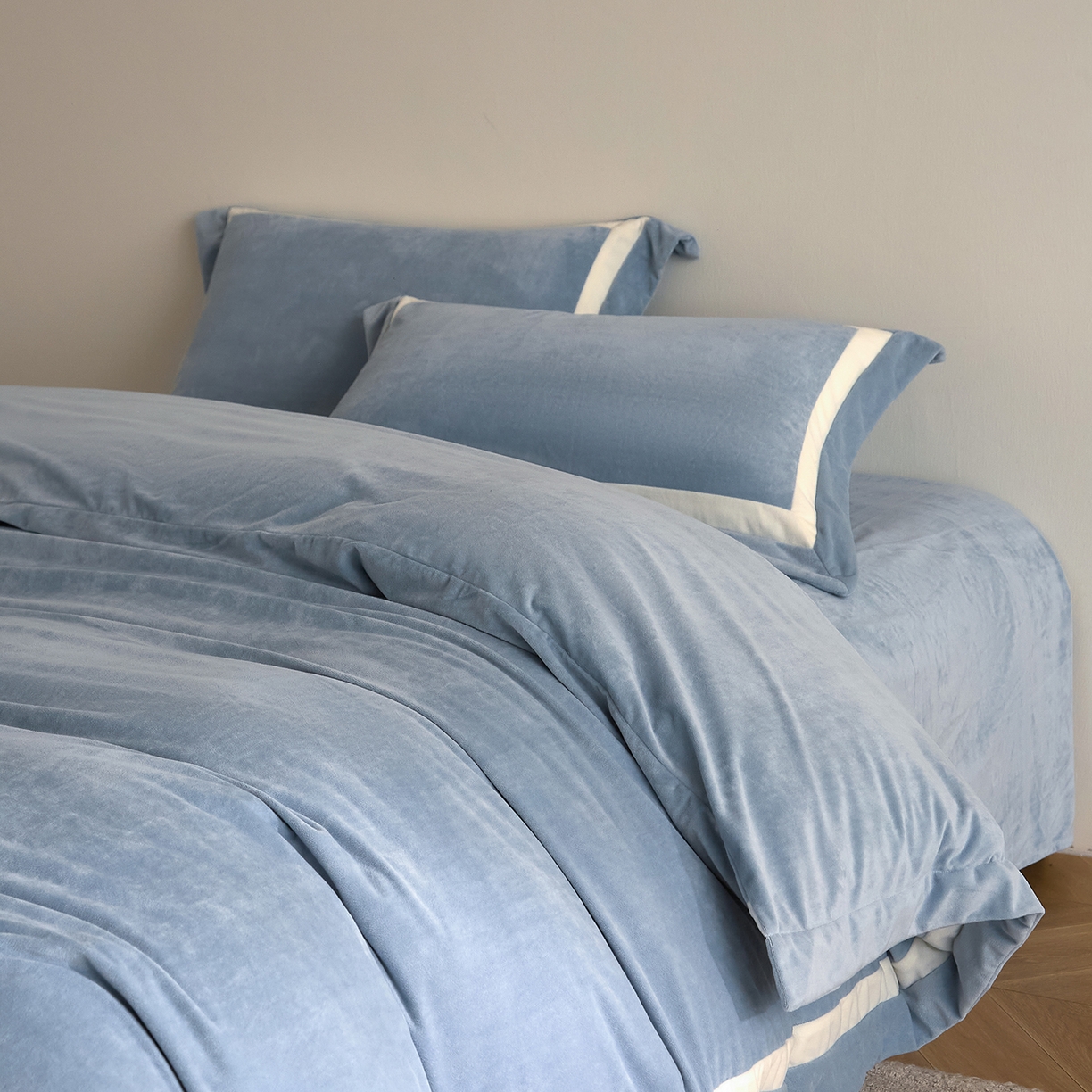 91家纺网 家纺一手货源 找家纺 ONE TWO ONE 121 2025新款轻奢新法式德芙绒宝宝绒婴儿绒短毛绒牛奶绒四件套床单被套【繁华】【提供买家秀】【会员-20】 平台控价券后不得低于318/338元 繁华-和煦蓝