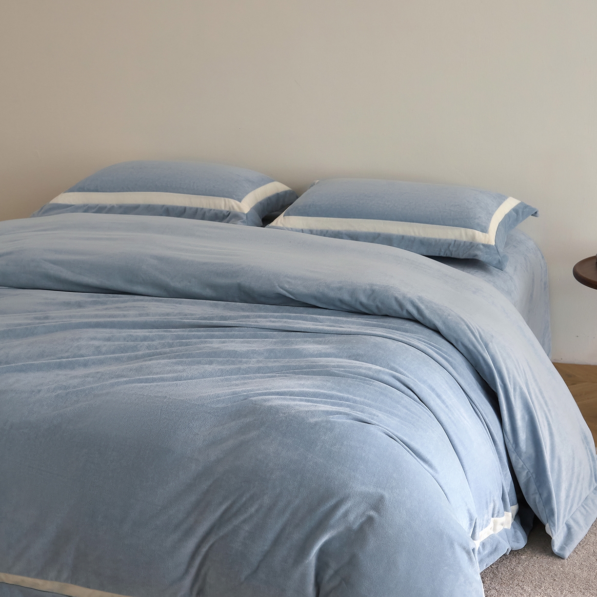 91家纺网 家纺一手货源 找家纺 ONE TWO ONE 121 2025新款轻奢新法式德芙绒宝宝绒婴儿绒短毛绒牛奶绒四件套床单被套【繁华】【提供买家秀】【会员-20】 平台控价券后不得低于318/338元 繁华-和煦蓝