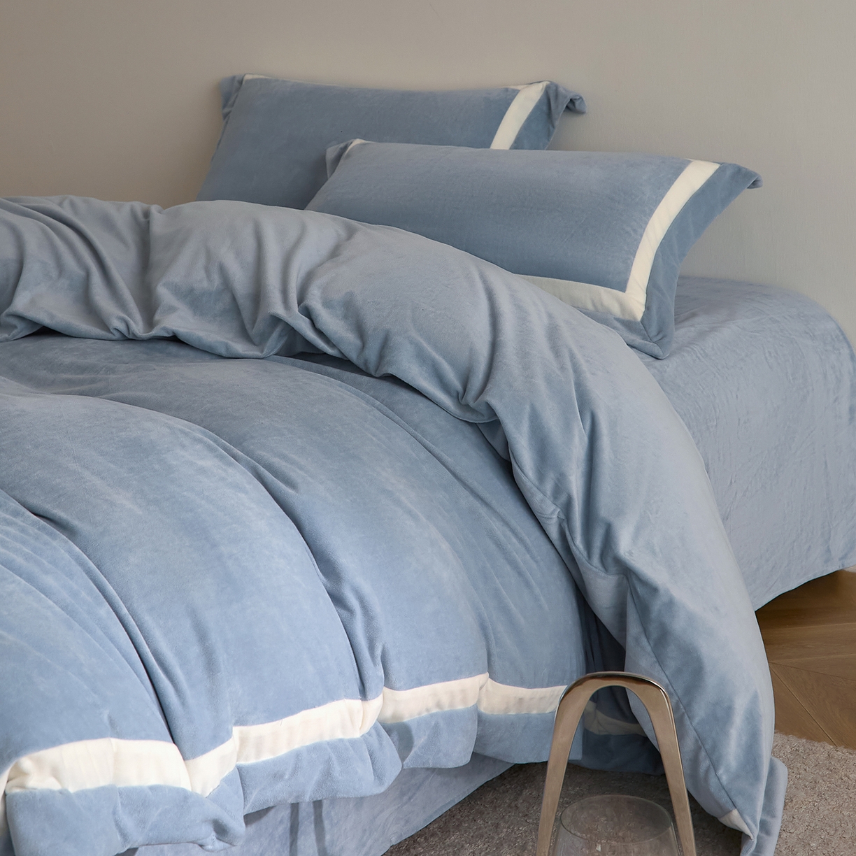 91家纺网 家纺一手货源 找家纺 ONE TWO ONE 121 2025新款轻奢新法式德芙绒宝宝绒婴儿绒短毛绒牛奶绒四件套床单被套【繁华】【提供买家秀】【会员-20】 平台控价券后不得低于318/338元 繁华-和煦蓝