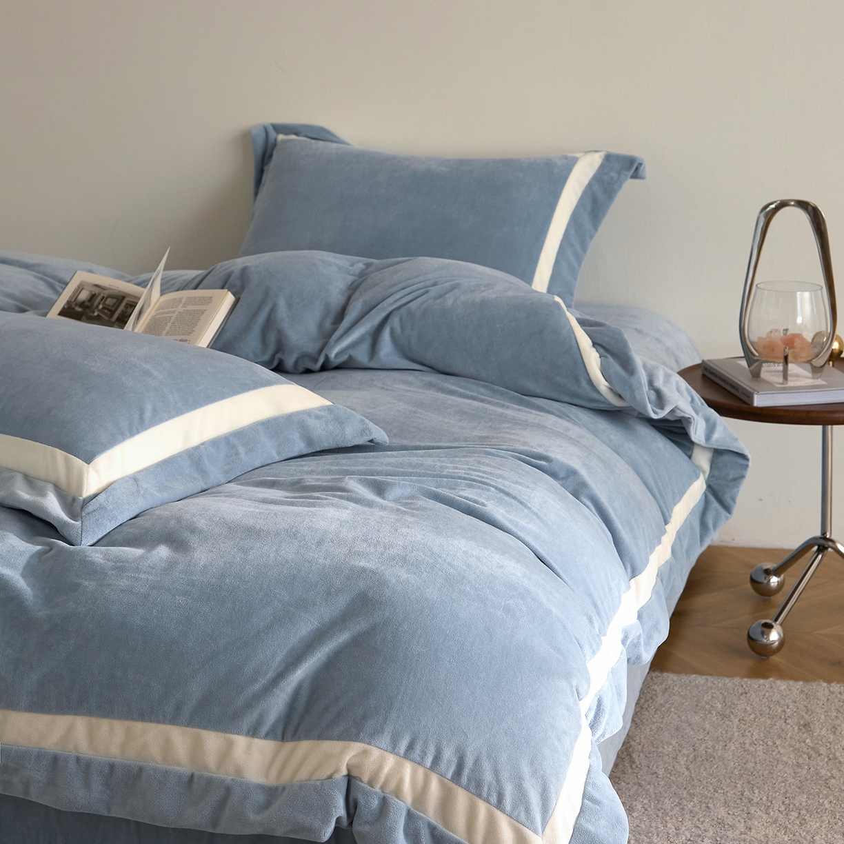 91家纺网 家纺一手货源 找家纺 ONE TWO ONE 121 2025新款轻奢新法式德芙绒宝宝绒婴儿绒短毛绒牛奶绒四件套床单被套【繁华】【提供买家秀】【会员-20】 平台控价券后不得低于318/338元 繁华-和煦蓝