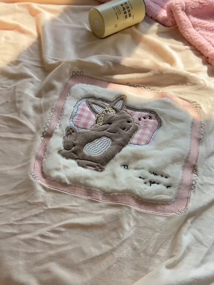 91家纺网 家纺一手货源 找家纺 子钦家纺 2025新款秋冬加厚牛奶绒羊羔绒卡通贴布绣包边毛毯（第二波） 睡觉兔-奶白