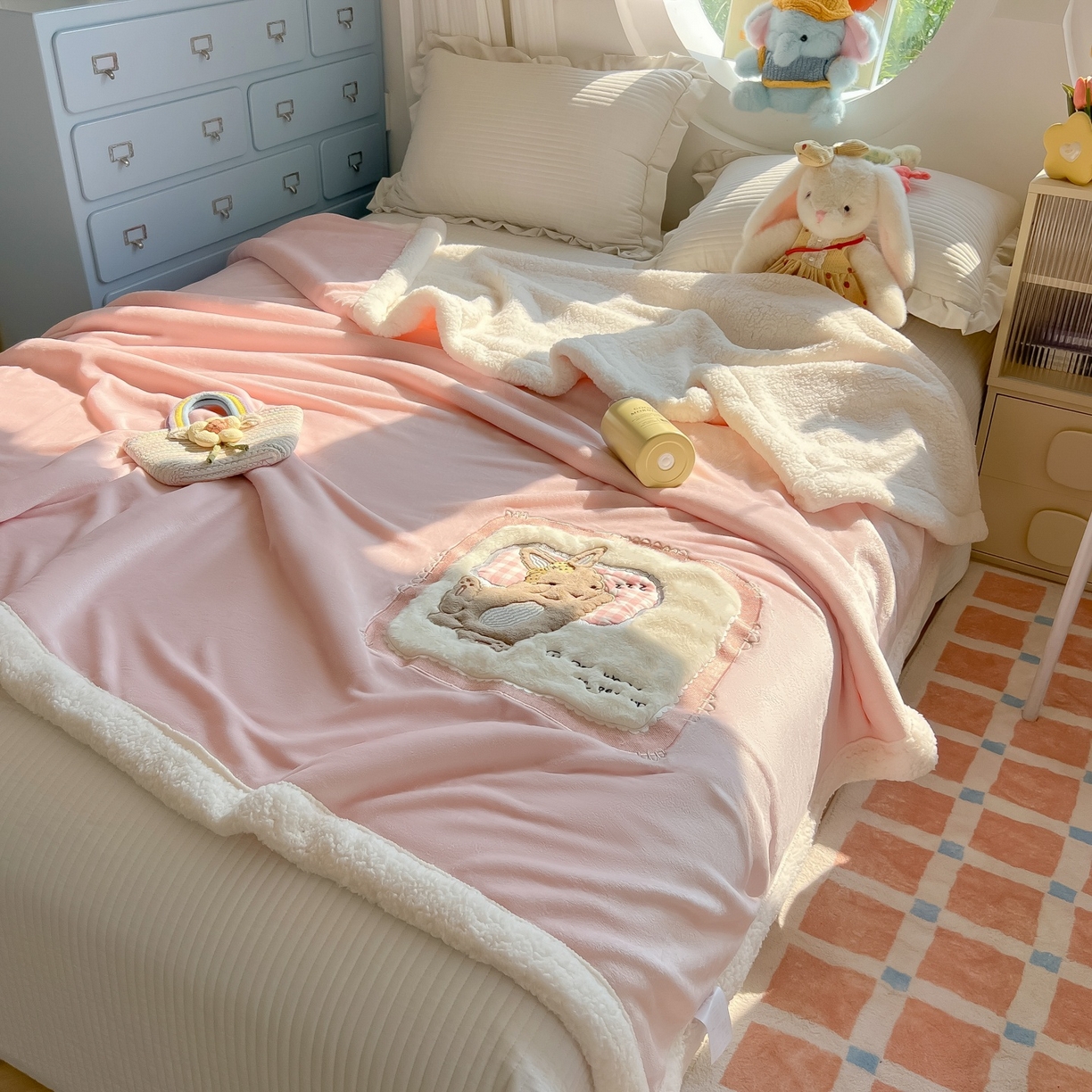 91家纺网 家纺一手货源 找家纺 子钦家纺 2025新款秋冬加厚牛奶绒羊羔绒卡通贴布绣包边毛毯（第二波） 睡觉兔-奶油粉