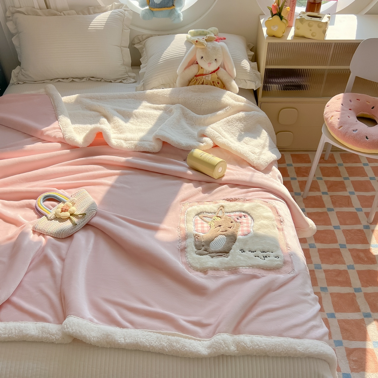 91家纺网 家纺一手货源 找家纺 子钦家纺 2025新款秋冬加厚牛奶绒羊羔绒卡通贴布绣包边毛毯（第二波） 睡觉兔-奶油粉
