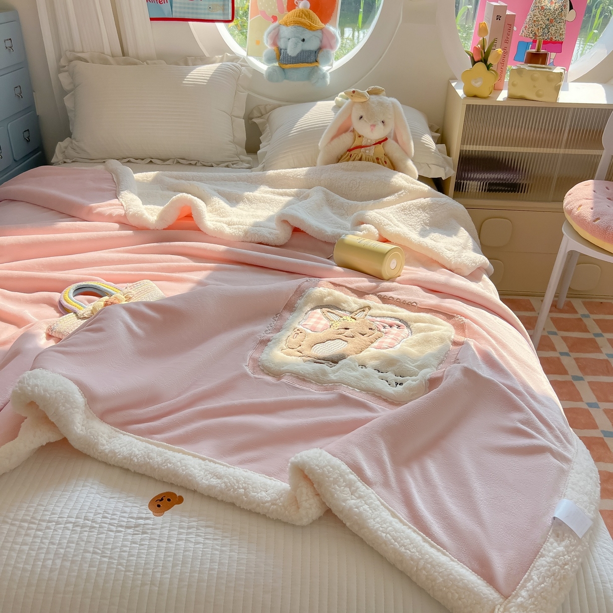 91家纺网 家纺一手货源 找家纺 子钦家纺 2025新款秋冬加厚牛奶绒羊羔绒卡通贴布绣包边毛毯（第二波） 睡觉兔-奶油粉