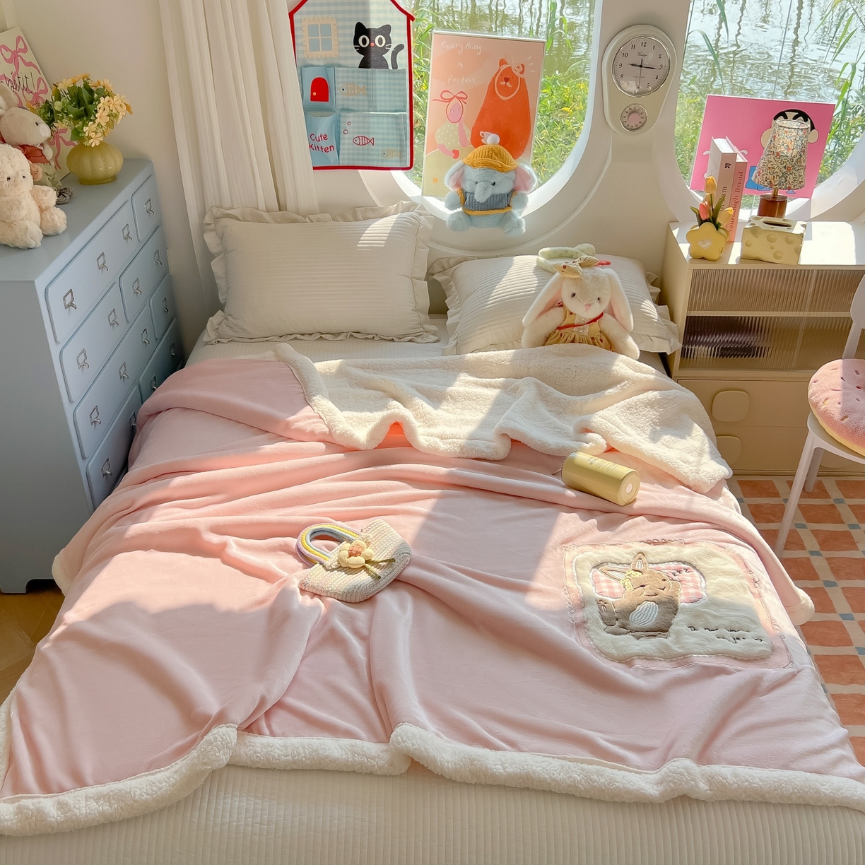 91家纺网 家纺一手货源 找家纺 子钦家纺 2025新款秋冬加厚牛奶绒羊羔绒卡通贴布绣包边毛毯（第二波） 睡觉兔-奶油粉