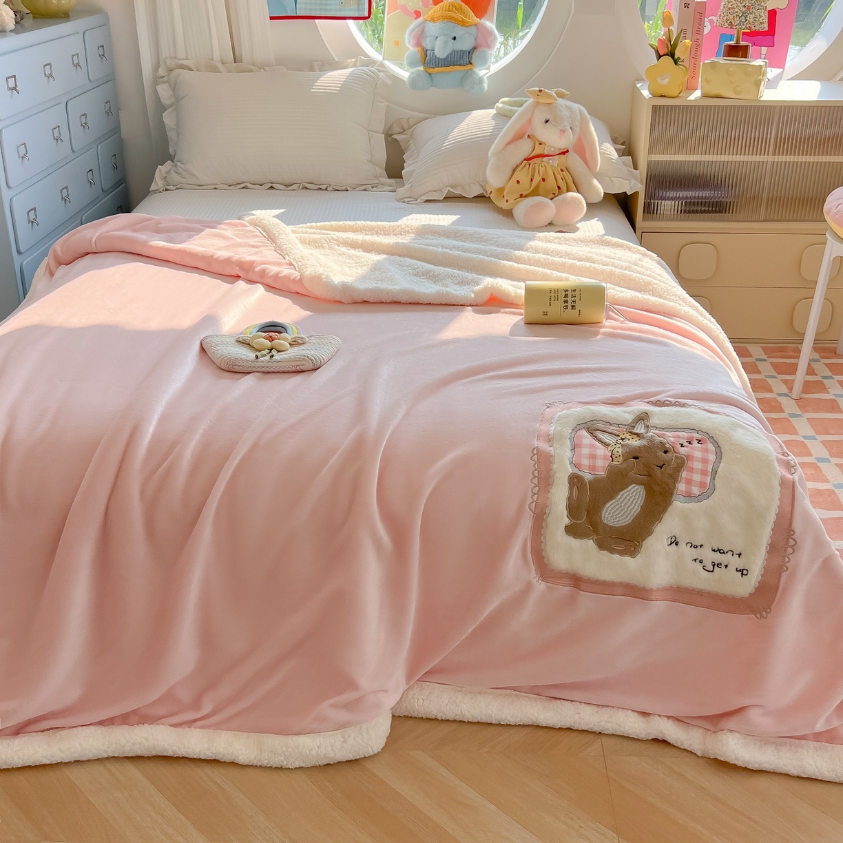 91家纺网 家纺一手货源 找家纺 子钦家纺 2025新款秋冬加厚牛奶绒羊羔绒卡通贴布绣包边毛毯（第二波） 睡觉兔-奶油粉