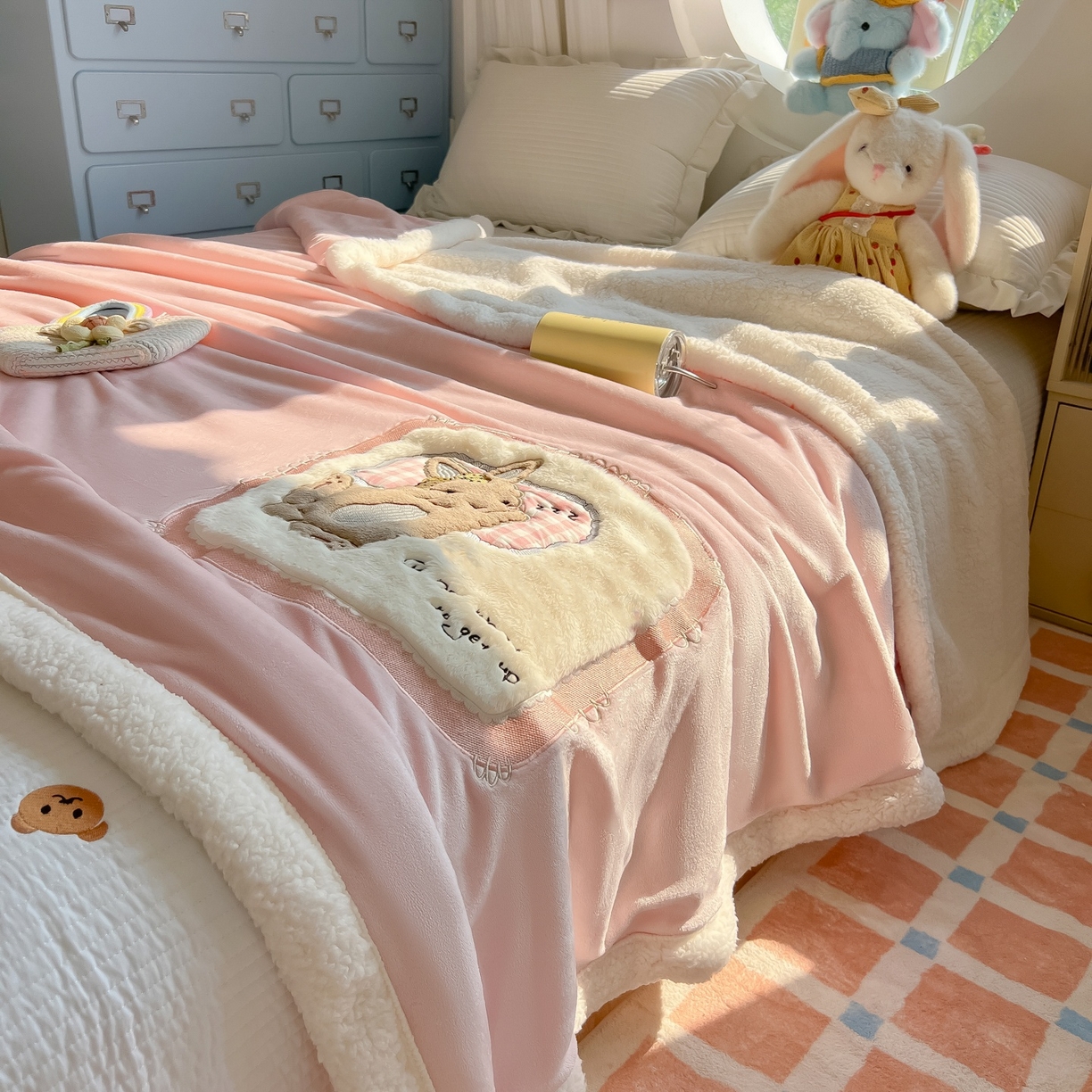 91家纺网 家纺一手货源 找家纺 子钦家纺 2025新款秋冬加厚牛奶绒羊羔绒卡通贴布绣包边毛毯（第二波） 睡觉兔-奶油粉