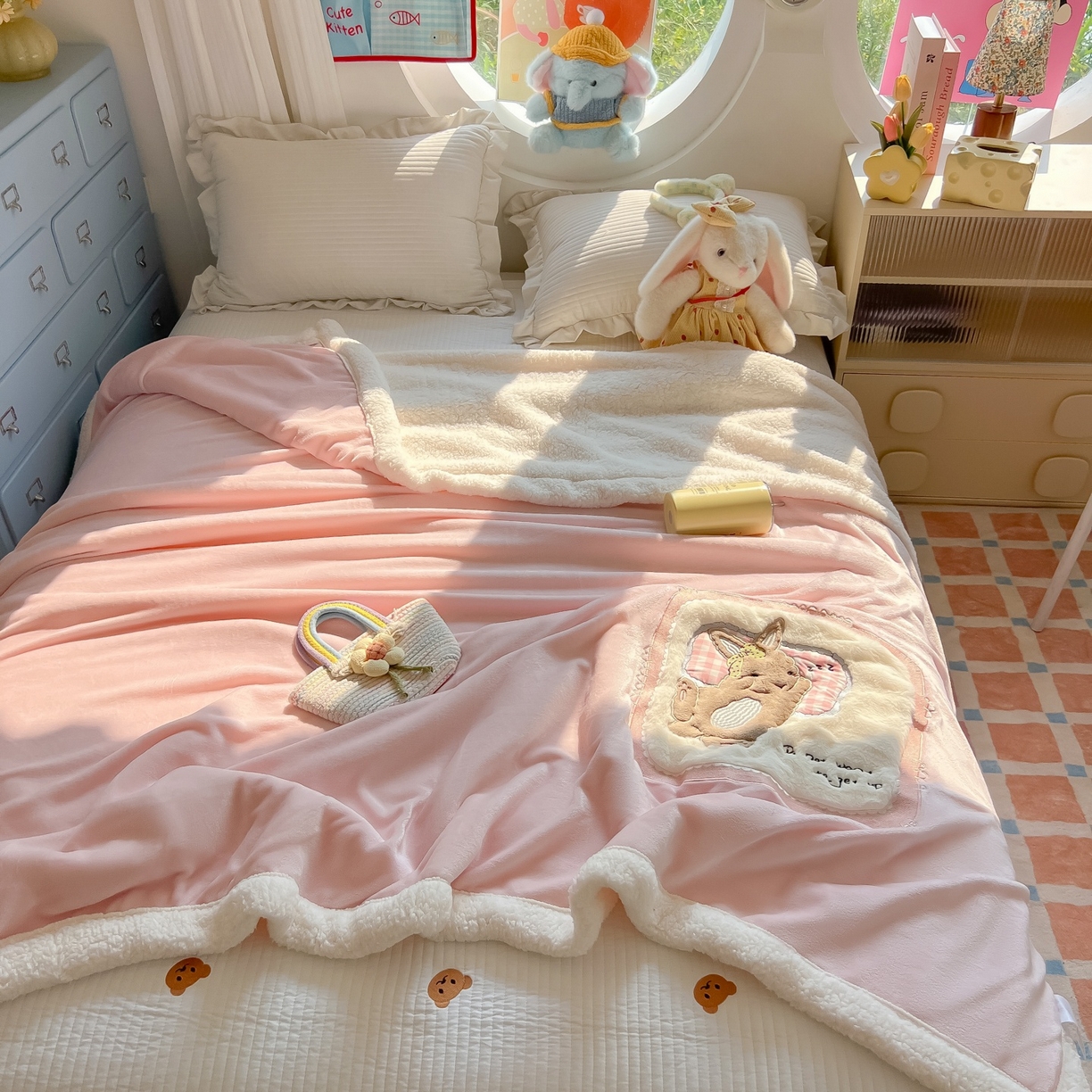 91家纺网 家纺一手货源 找家纺 子钦家纺 2025新款秋冬加厚牛奶绒羊羔绒卡通贴布绣包边毛毯（第二波） 睡觉兔-奶油粉
