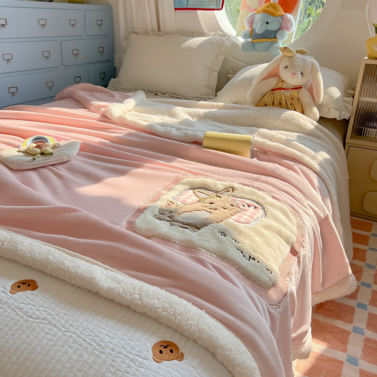 91家纺网 家纺一手货源 找家纺 子钦家纺 2025新款秋冬加厚牛奶绒羊羔绒卡通贴布绣包边毛毯（第二波） 睡觉兔-奶油粉