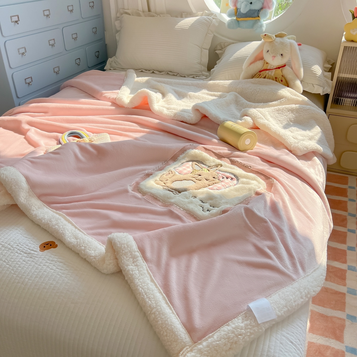 91家纺网 家纺一手货源 找家纺 子钦家纺 2025新款秋冬加厚牛奶绒羊羔绒卡通贴布绣包边毛毯（第二波） 睡觉兔-奶油粉