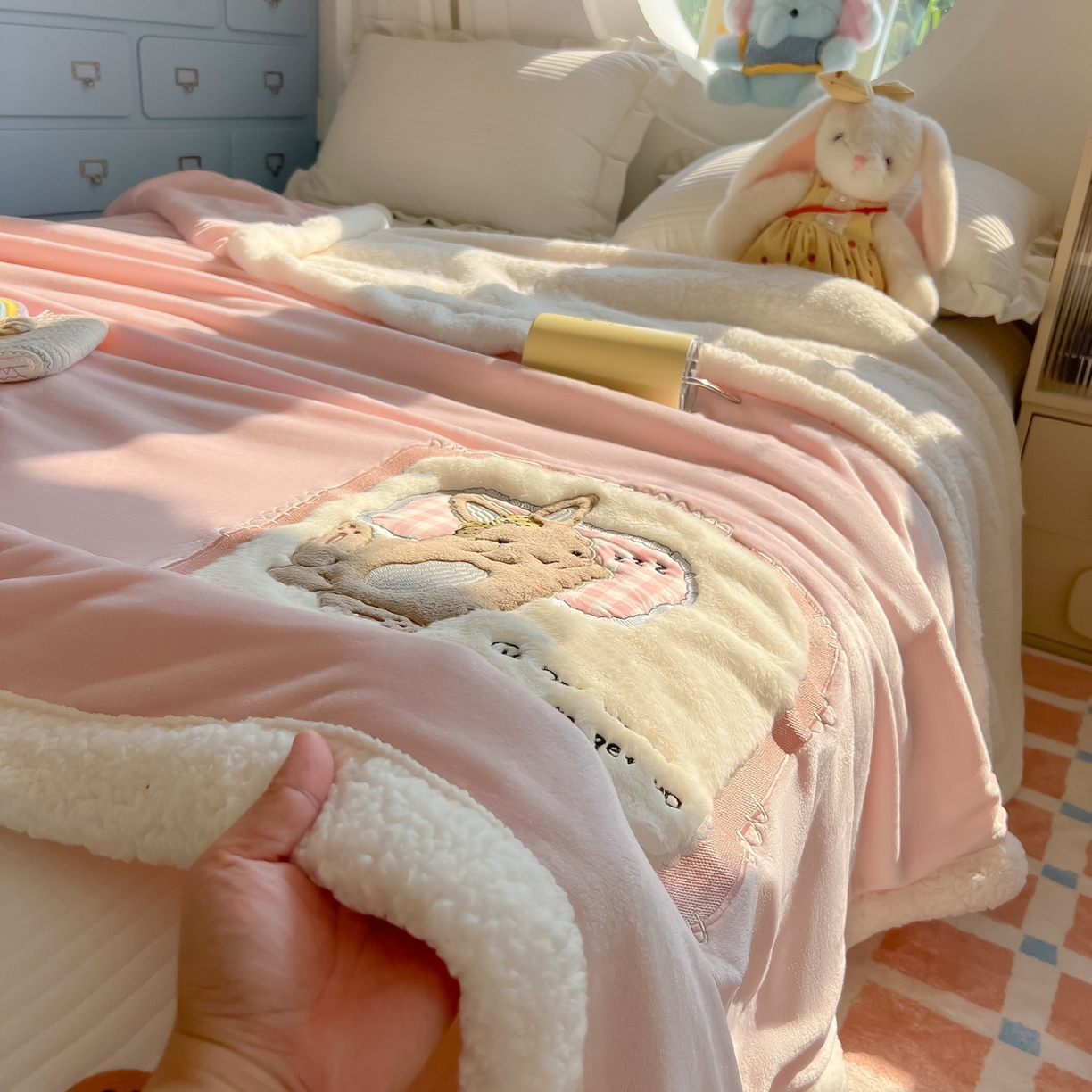 91家纺网 家纺一手货源 找家纺 子钦家纺 2025新款秋冬加厚牛奶绒羊羔绒卡通贴布绣包边毛毯（第二波） 睡觉兔-奶油粉