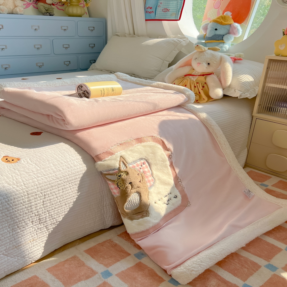 91家纺网 家纺一手货源 找家纺 子钦家纺 2025新款秋冬加厚牛奶绒羊羔绒卡通贴布绣包边毛毯（第二波） 睡觉兔-奶油粉