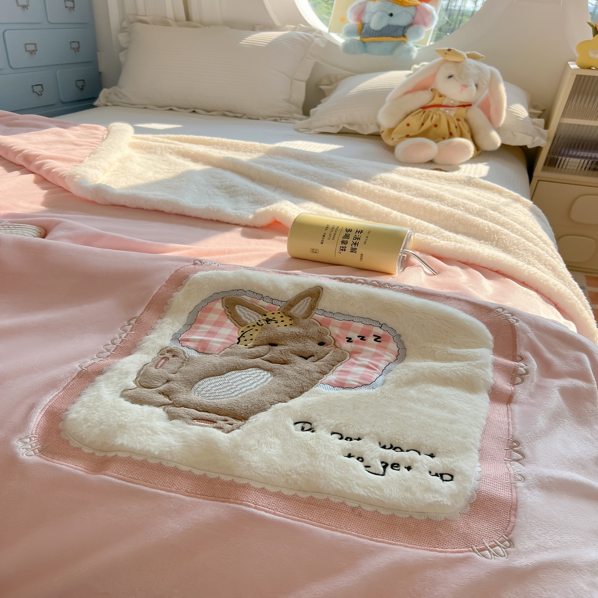 91家纺网 家纺一手货源 找家纺 子钦家纺 2025新款秋冬加厚牛奶绒羊羔绒卡通贴布绣包边毛毯（第二波） 睡觉兔-奶油粉
